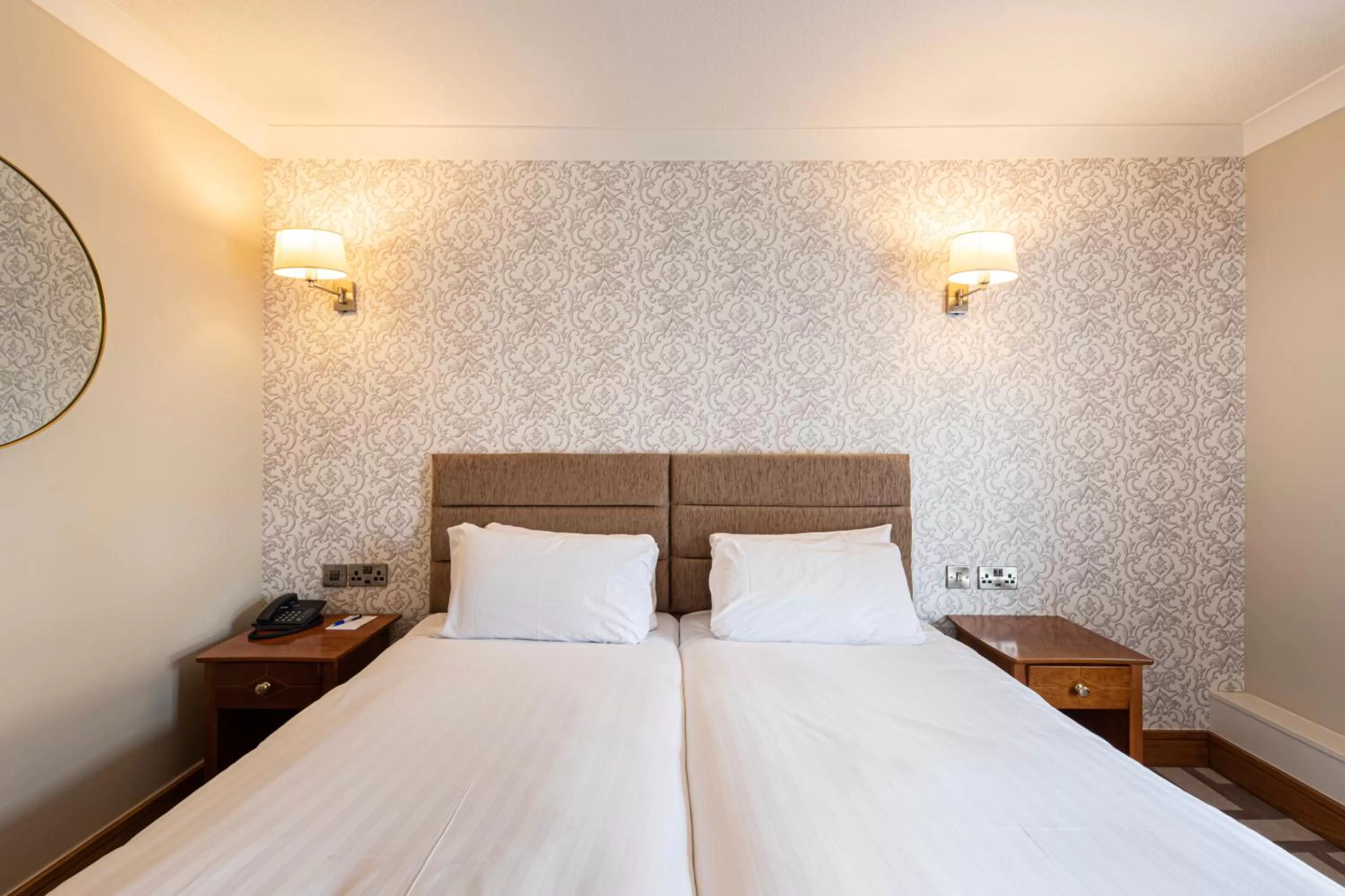 Bedroom, Bed in Ballina Manor Hotel