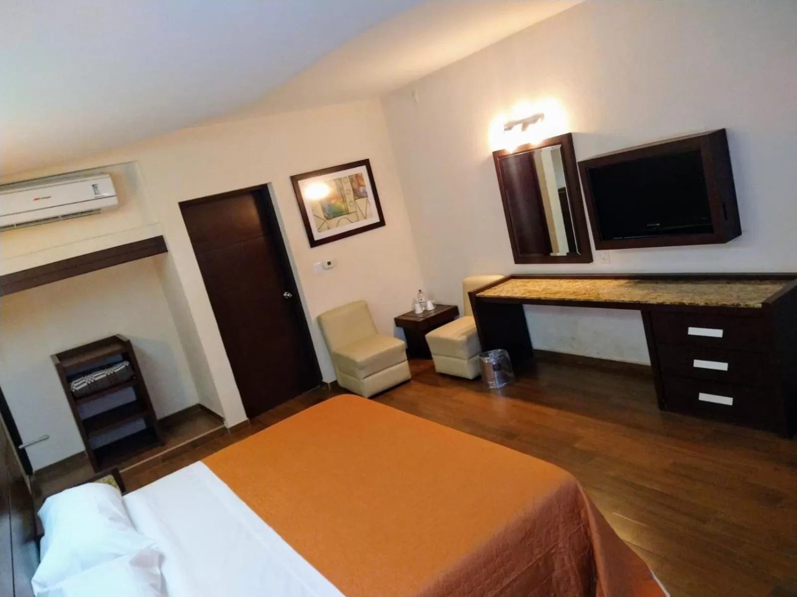 Photo of the whole room, TV/Entertainment Center in Hotel Oasis