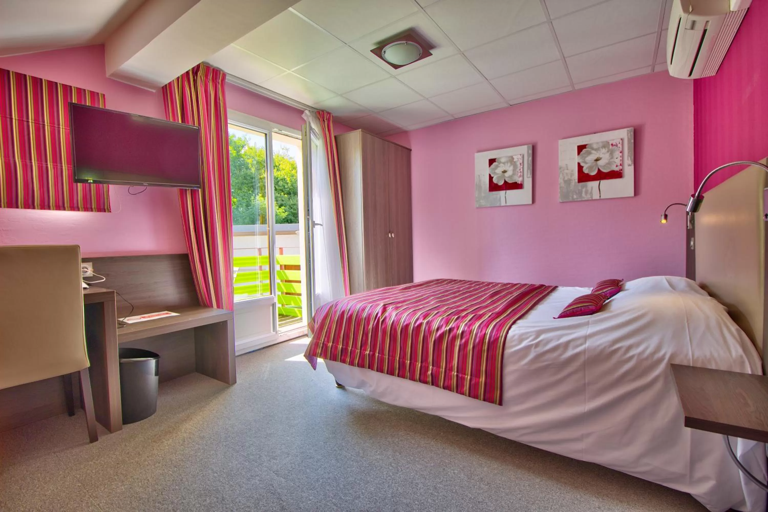 Bed in Logis Hôtel Restaurant Le Chalet du Mont Roland