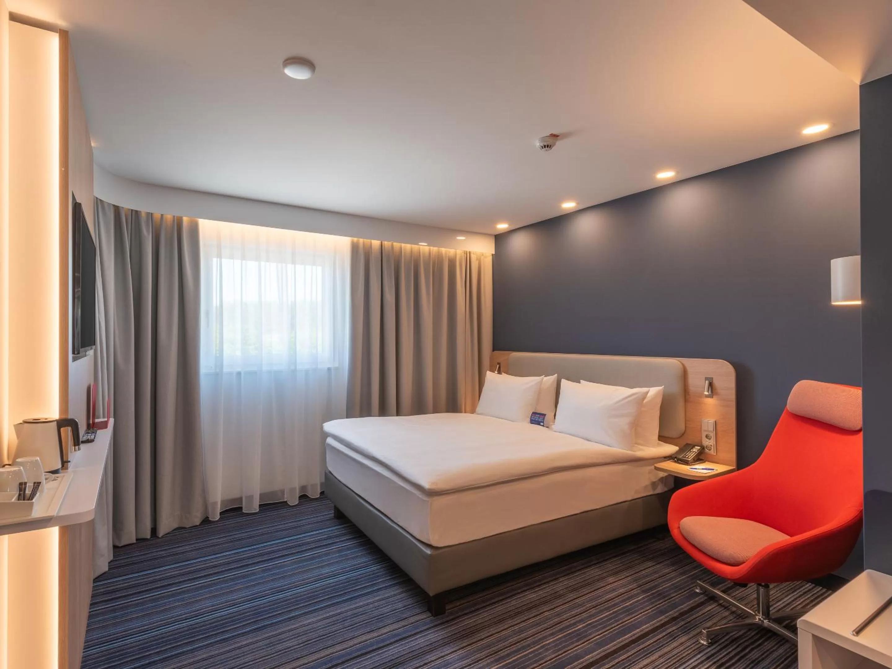 Bed in Holiday Inn Express - Hamburg South A7-AS42 by IHG