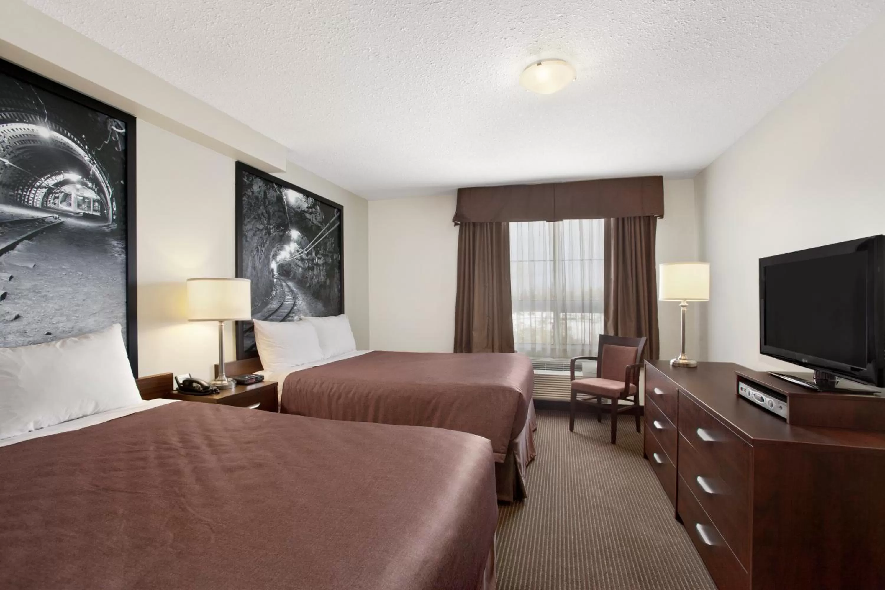 Photo of the whole room, Bed in Super 8 by Wyndham Red Lake ON