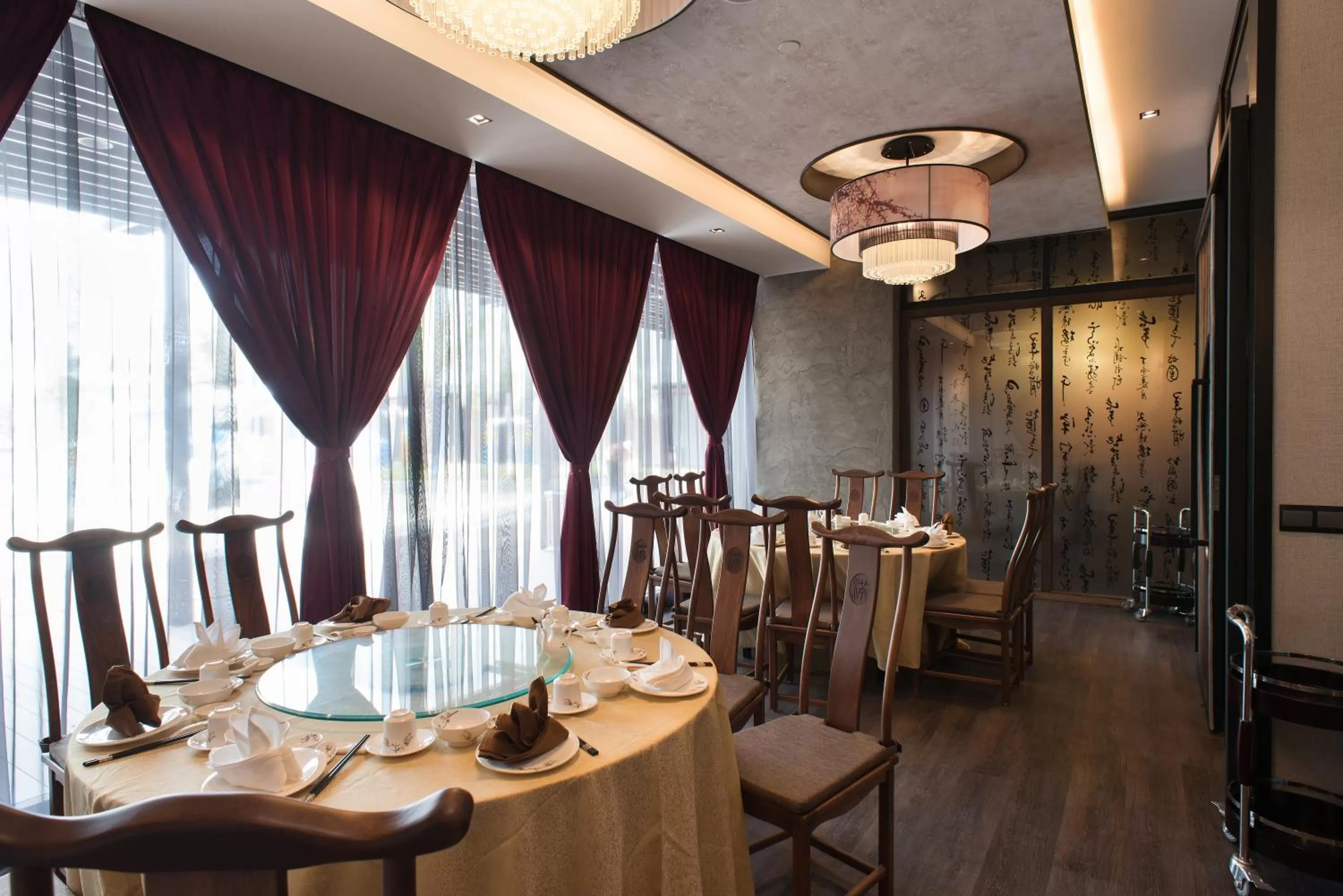 Restaurant/places to eat in Vangohh Eminent Hotel & Spa