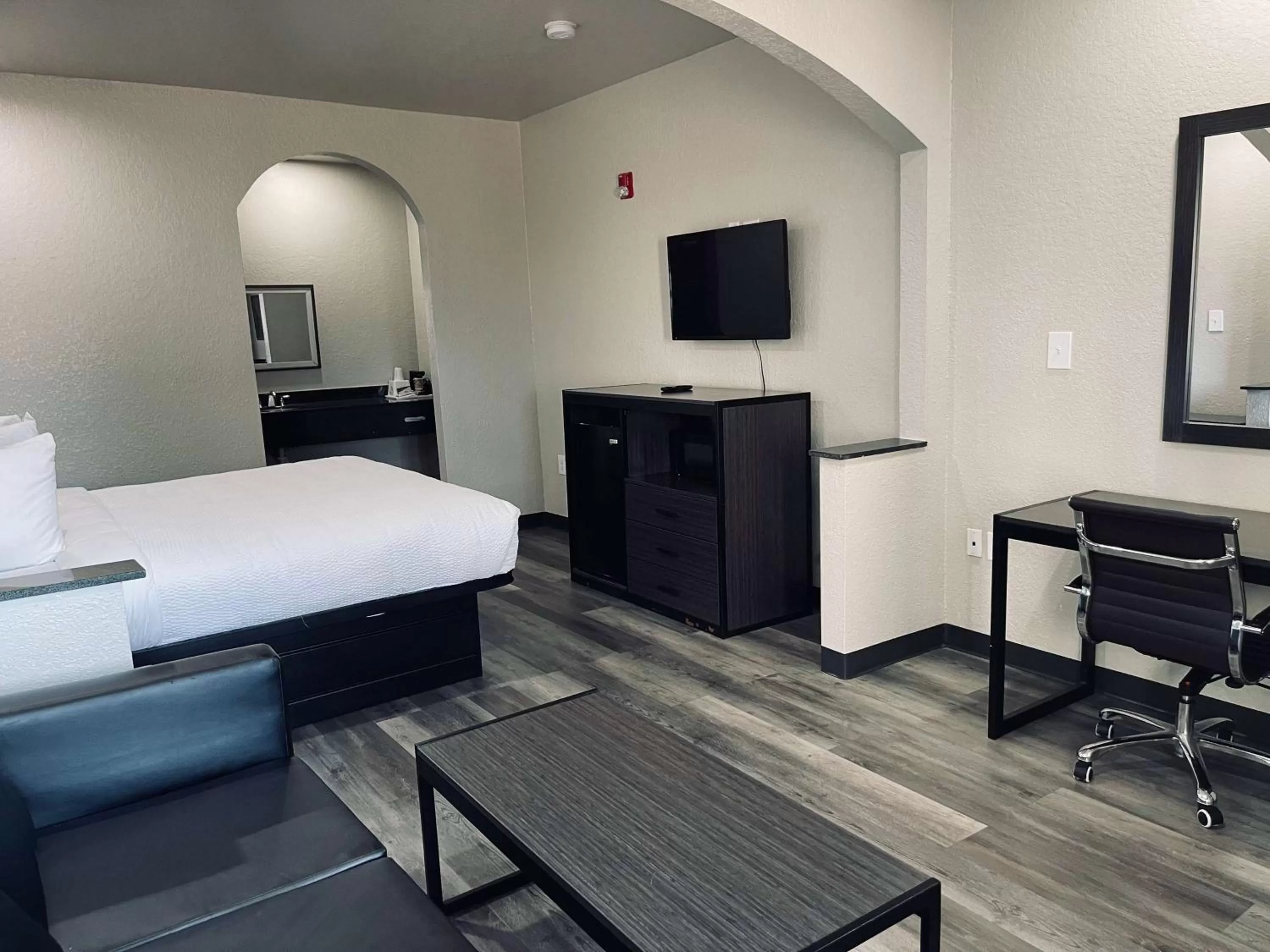 Photo of the whole room, Bed in Days Inn by Wyndham Dickinson TX