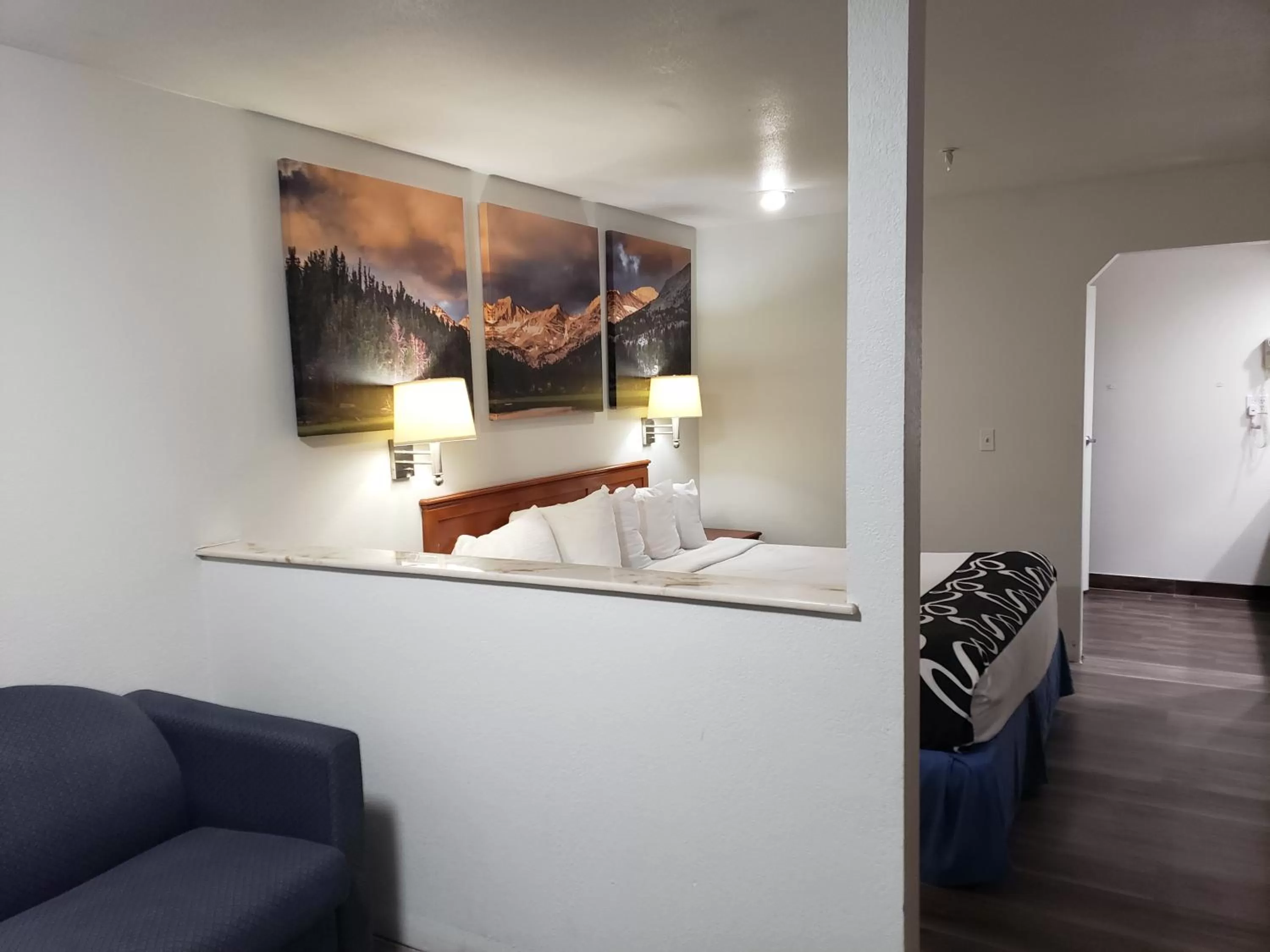 Bed in Days Inn by Wyndham Bishop