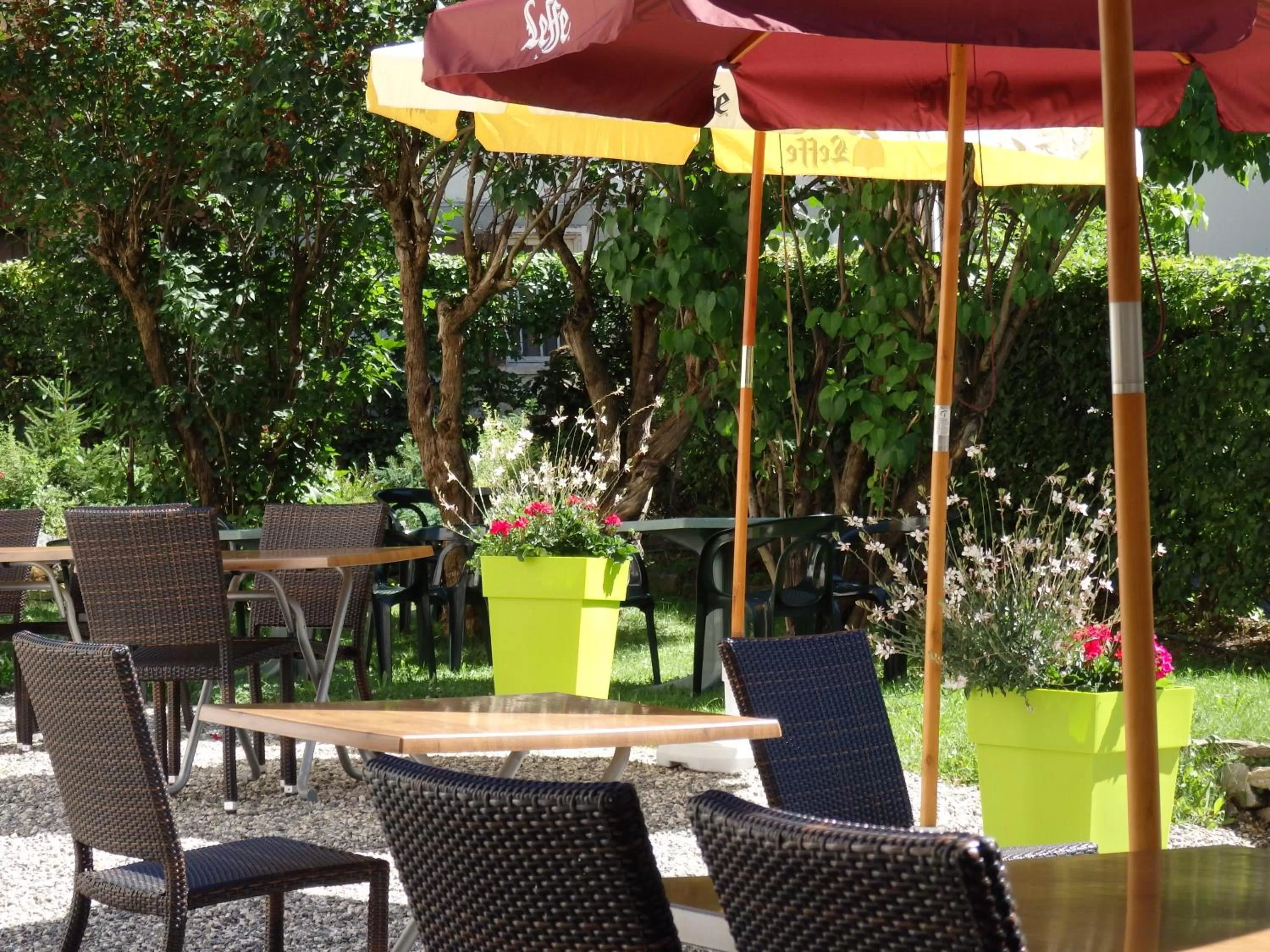 Patio in Hôtel Viallet