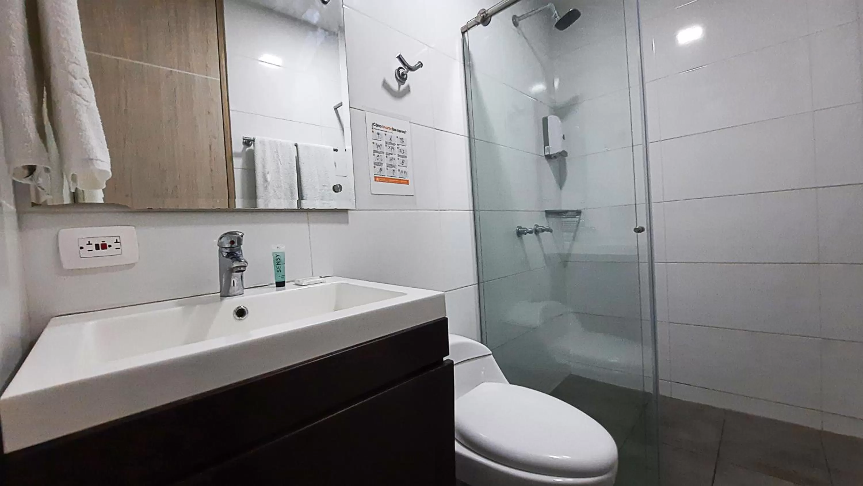 Shower in Bayit Tov Circunvalar Hotel