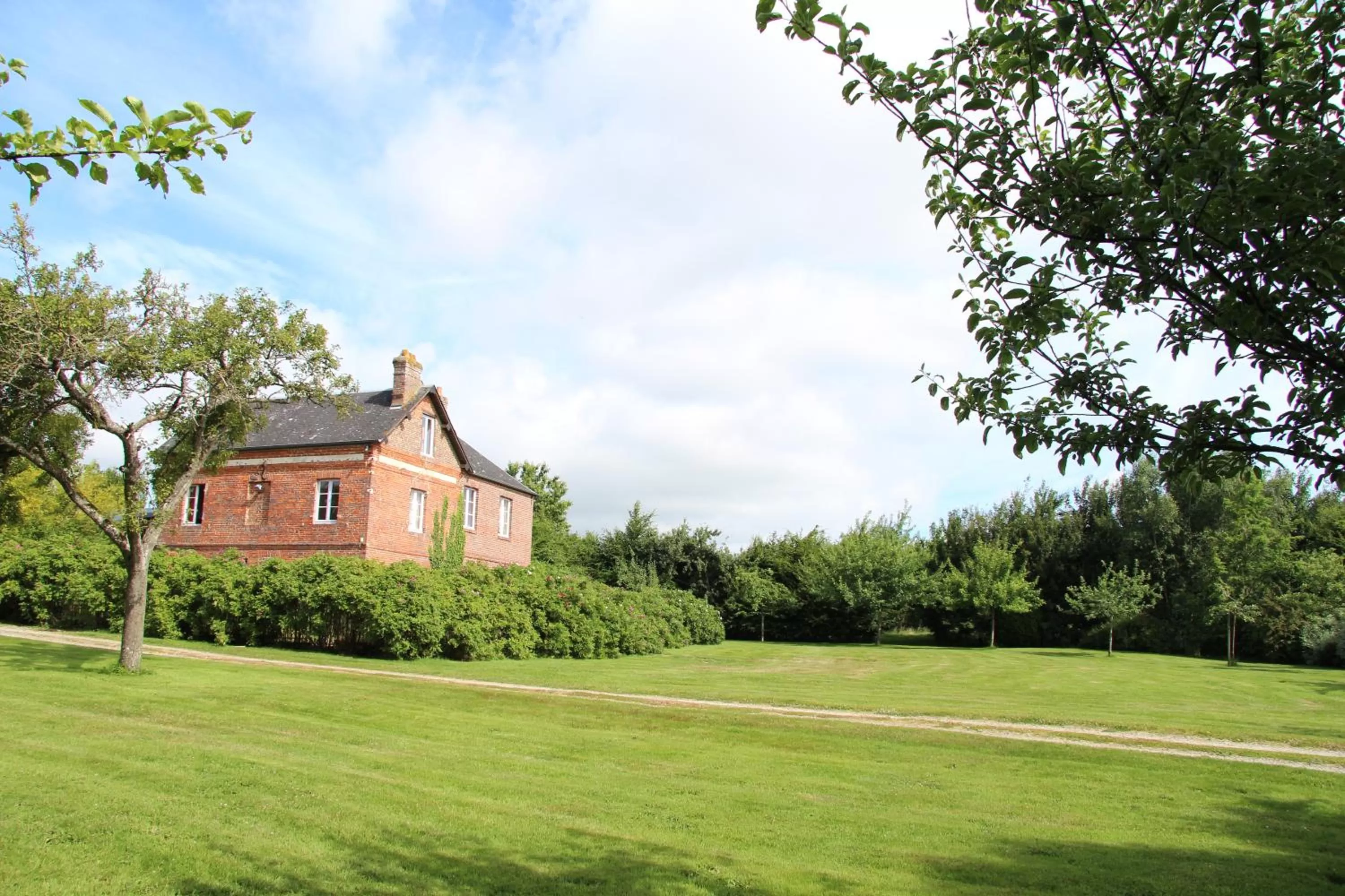 Property building in Le Pommenial de la Hérissonnière