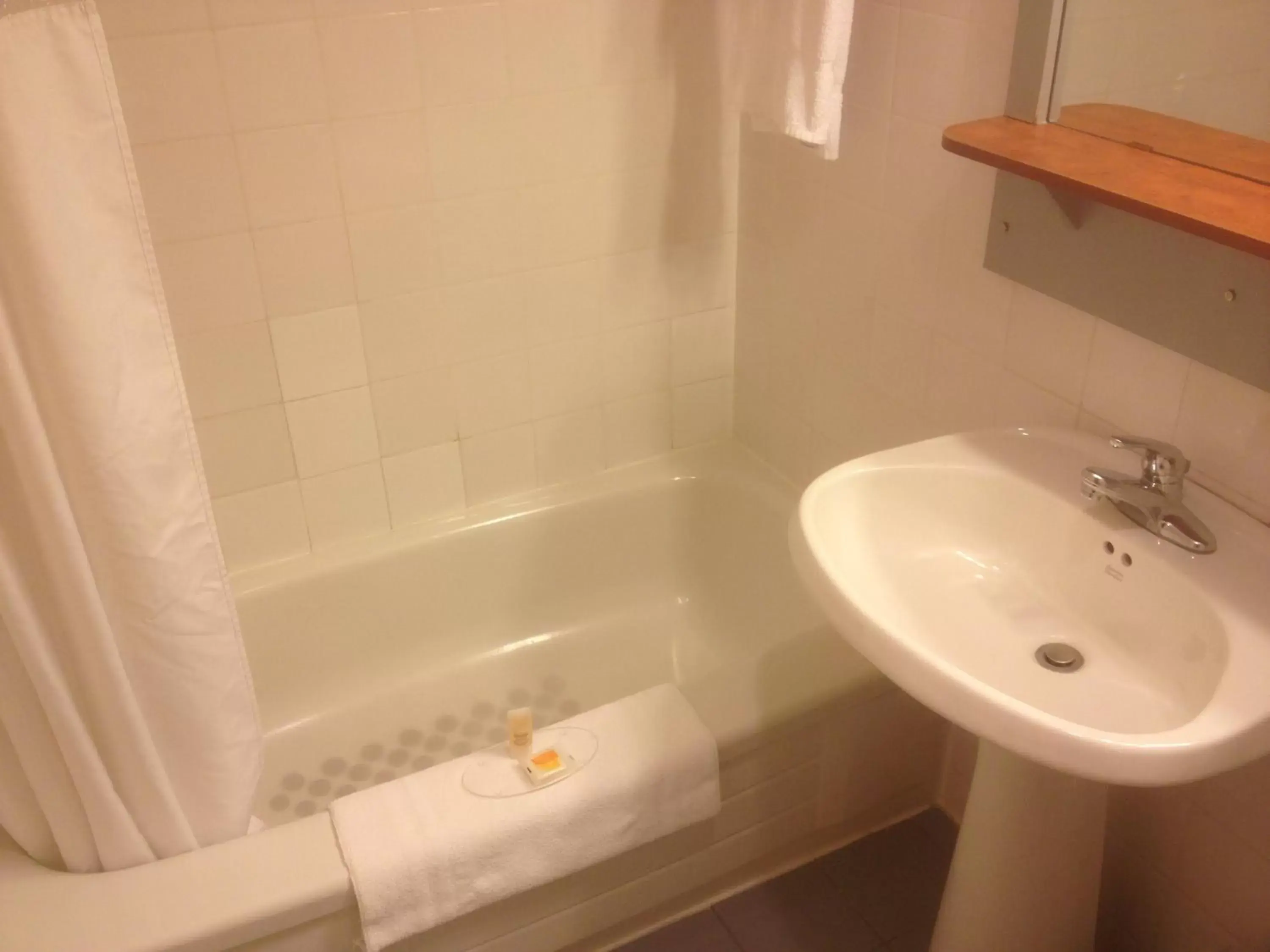 Queen Room - Non-Smoking in Hotel Chrome Montreal Centre-Ville Queen Room - Non-Smoking in Hotel Chrome Montreal Centre-Ville