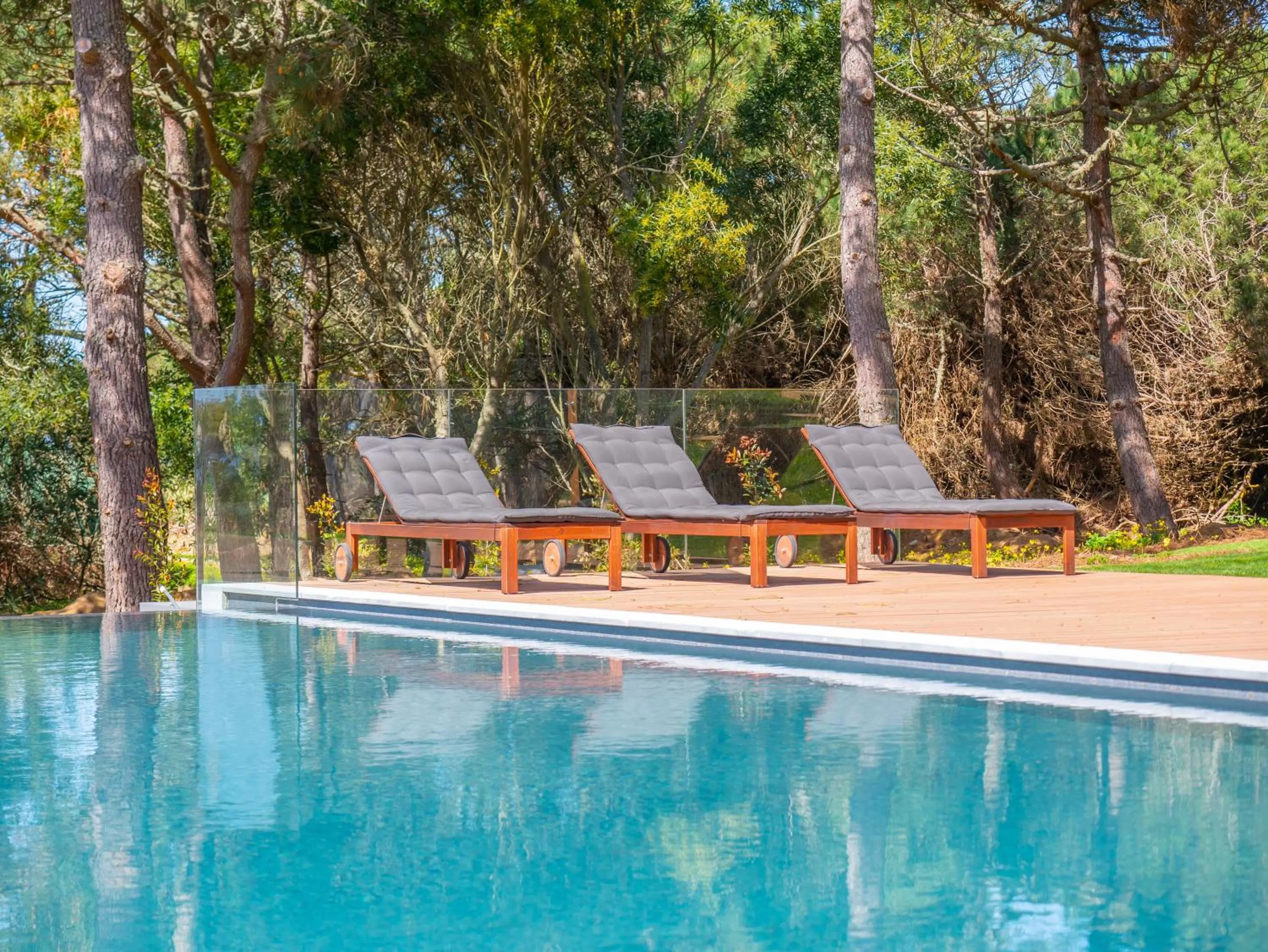 Swimming pool in Azen Cool House