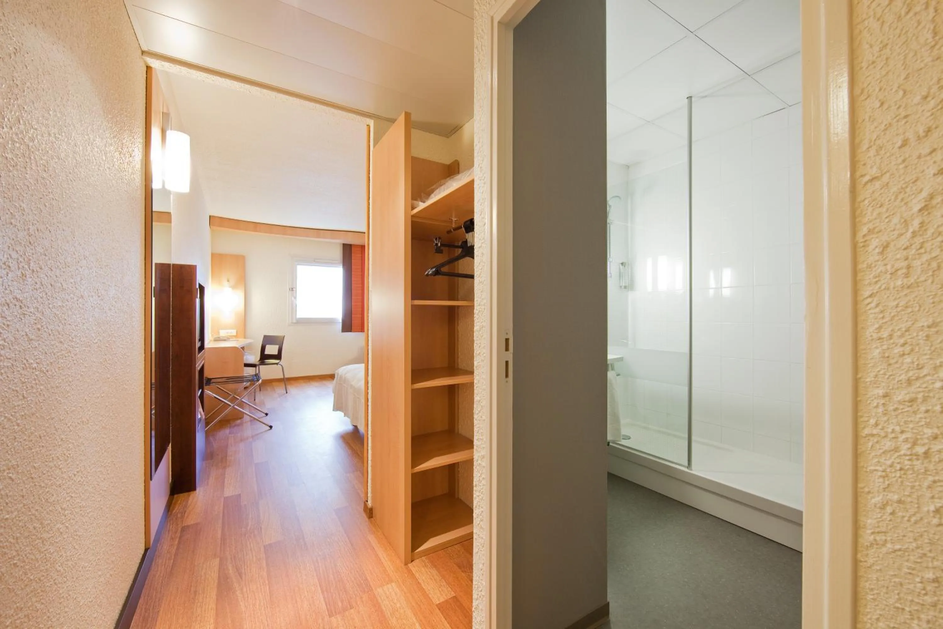 Photo of the whole room in ibis Paris Pantin Eglise