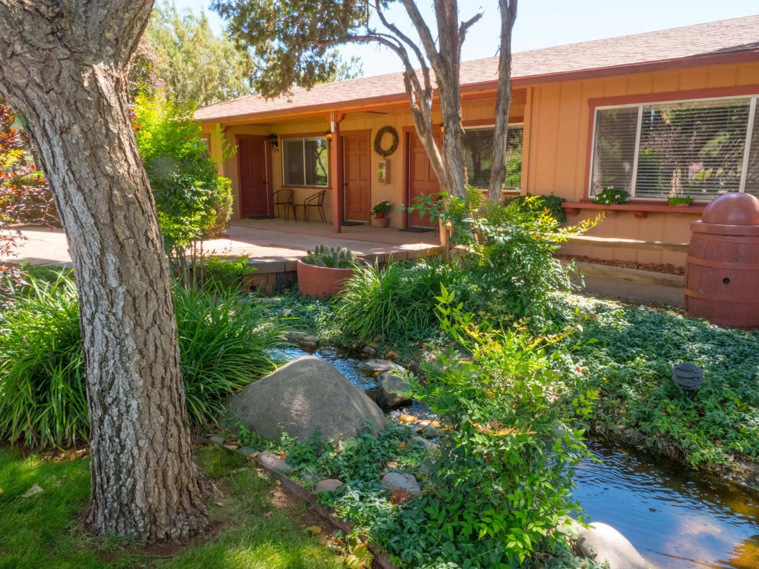 Facade/entrance in Sky Ranch Lodge