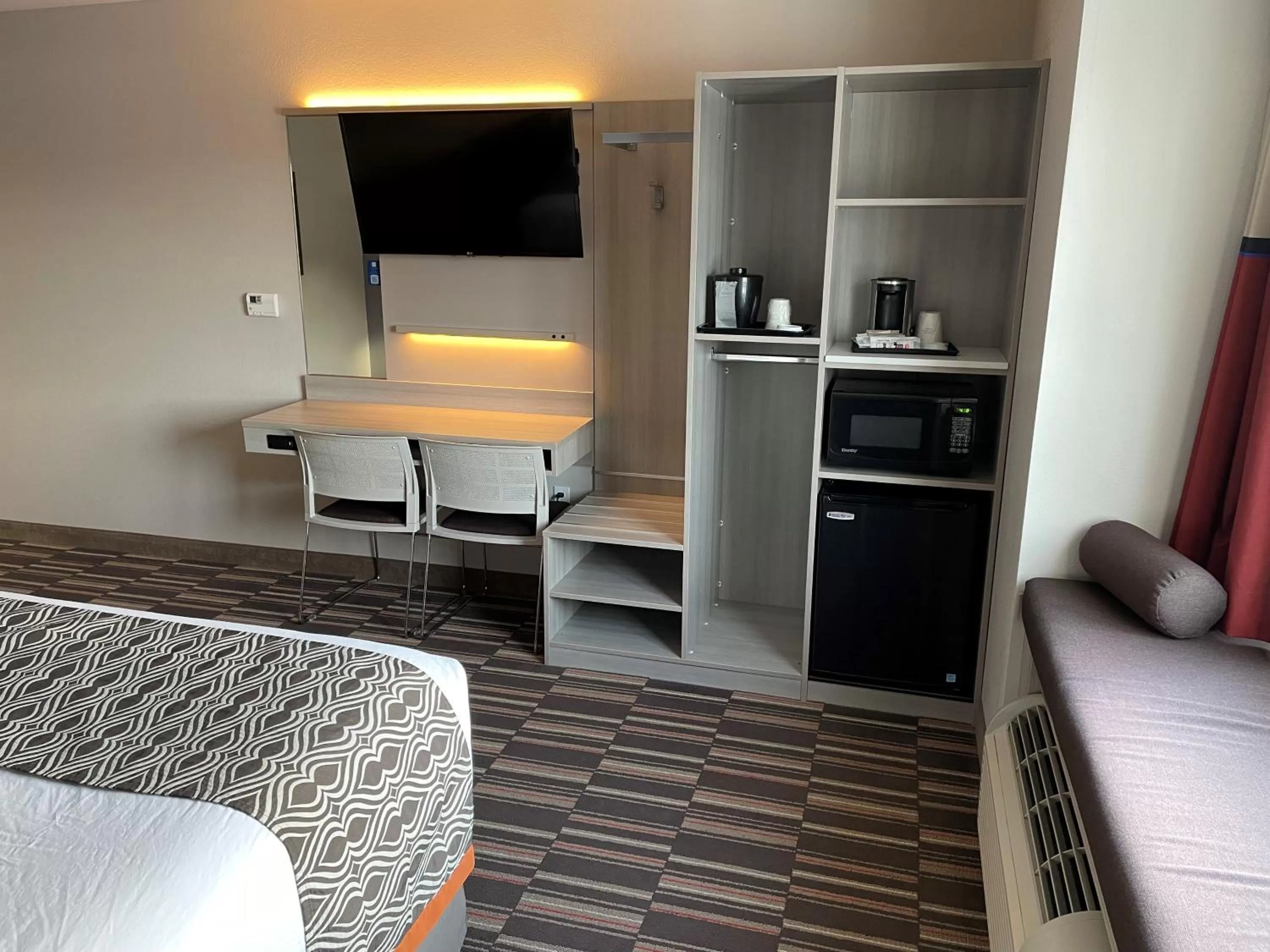 Queen Room - Disability Access/Non-Smoking in Microtel Inn & Suites by Wyndham Rochester South Mayo Clinic