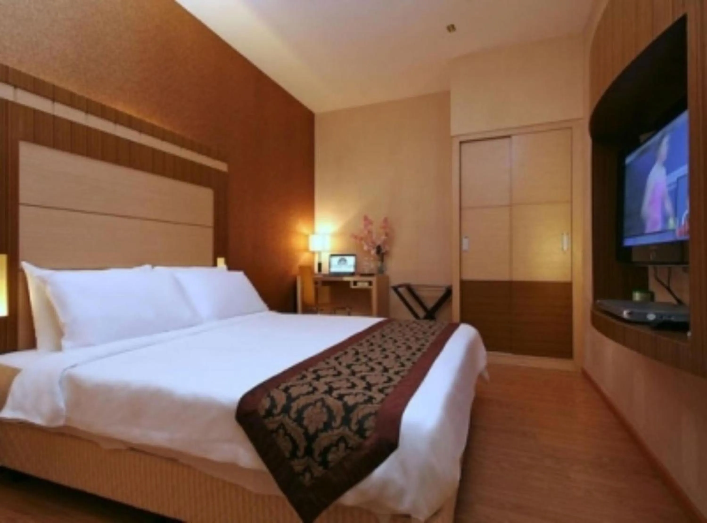 Photo of the whole room, Bed in Courtyard Hotel 1Borneo