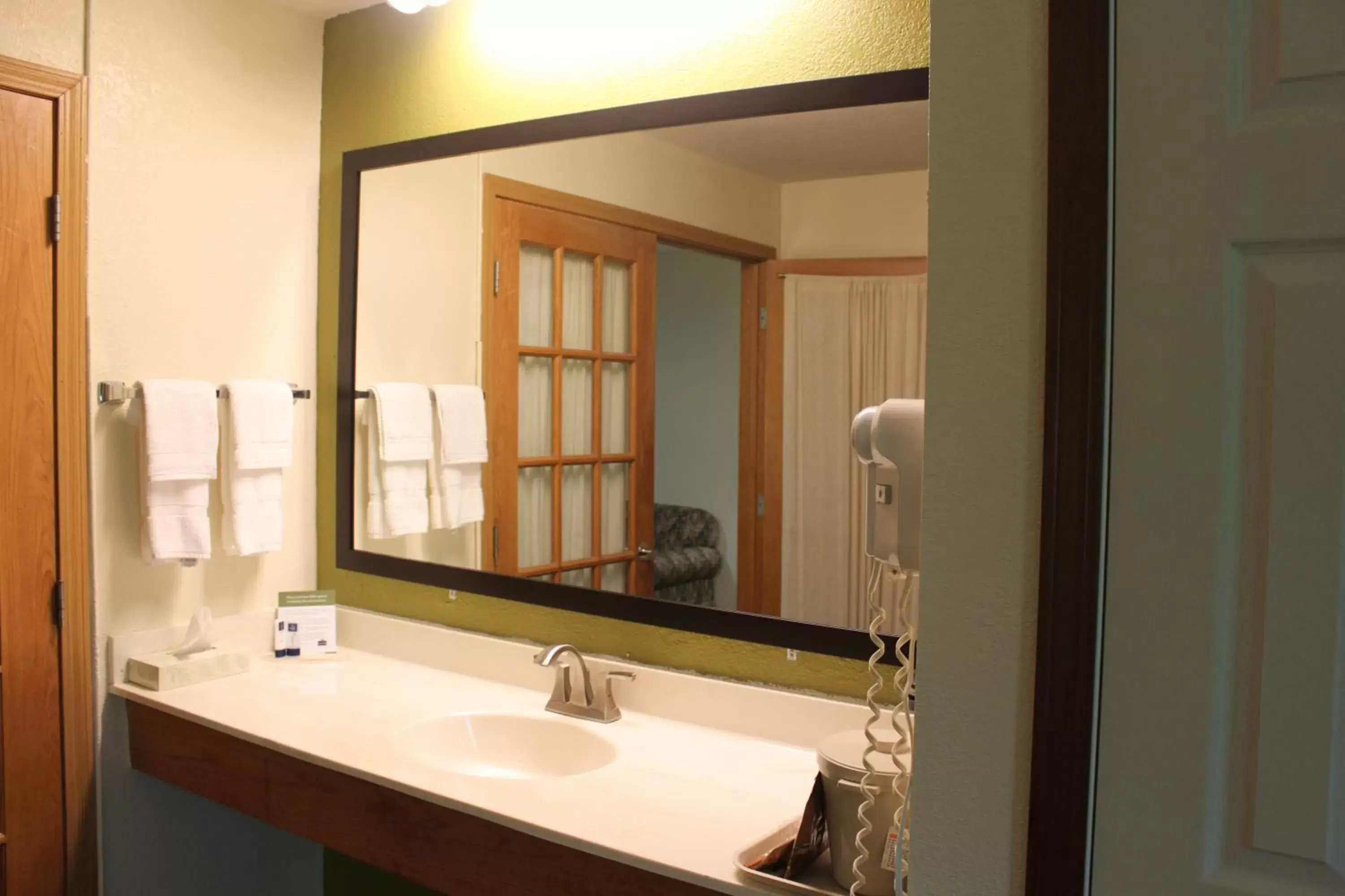 One-Bedroom Queen Suite - Non-Smoking in AmericInn by Wyndham West Burlington One-Bedroom Queen Suite - Non-Smoking in AmericInn by Wyndham West Burlington