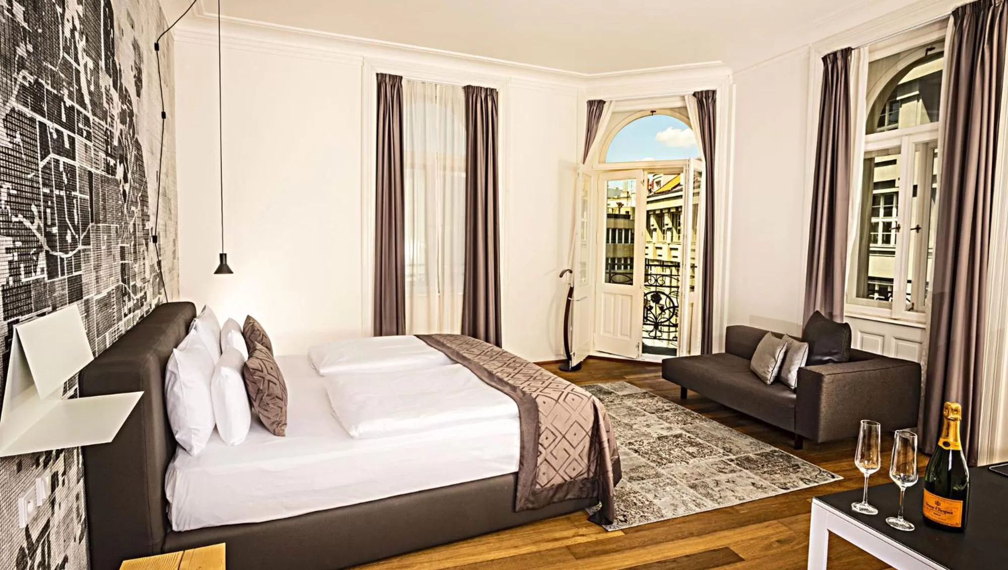 Balcony/Terrace, Bed in Hotel Golden Crown