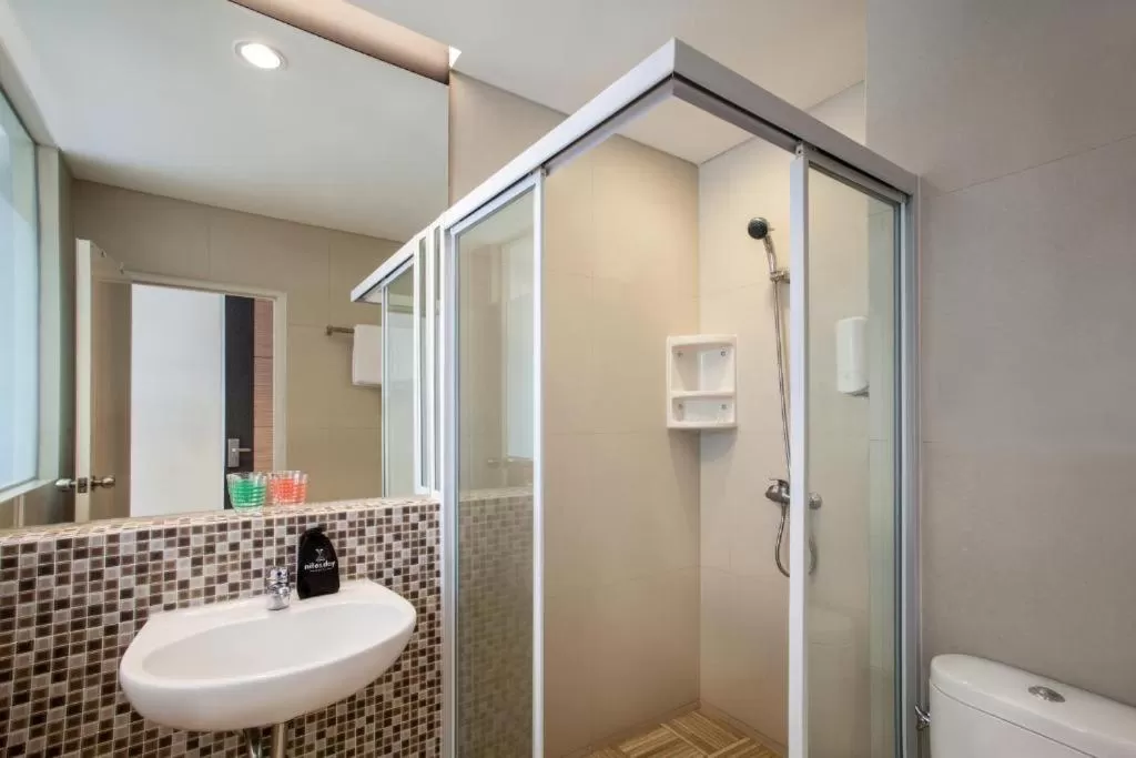 Shower in All Nite and Day Hotel Alam Sutera