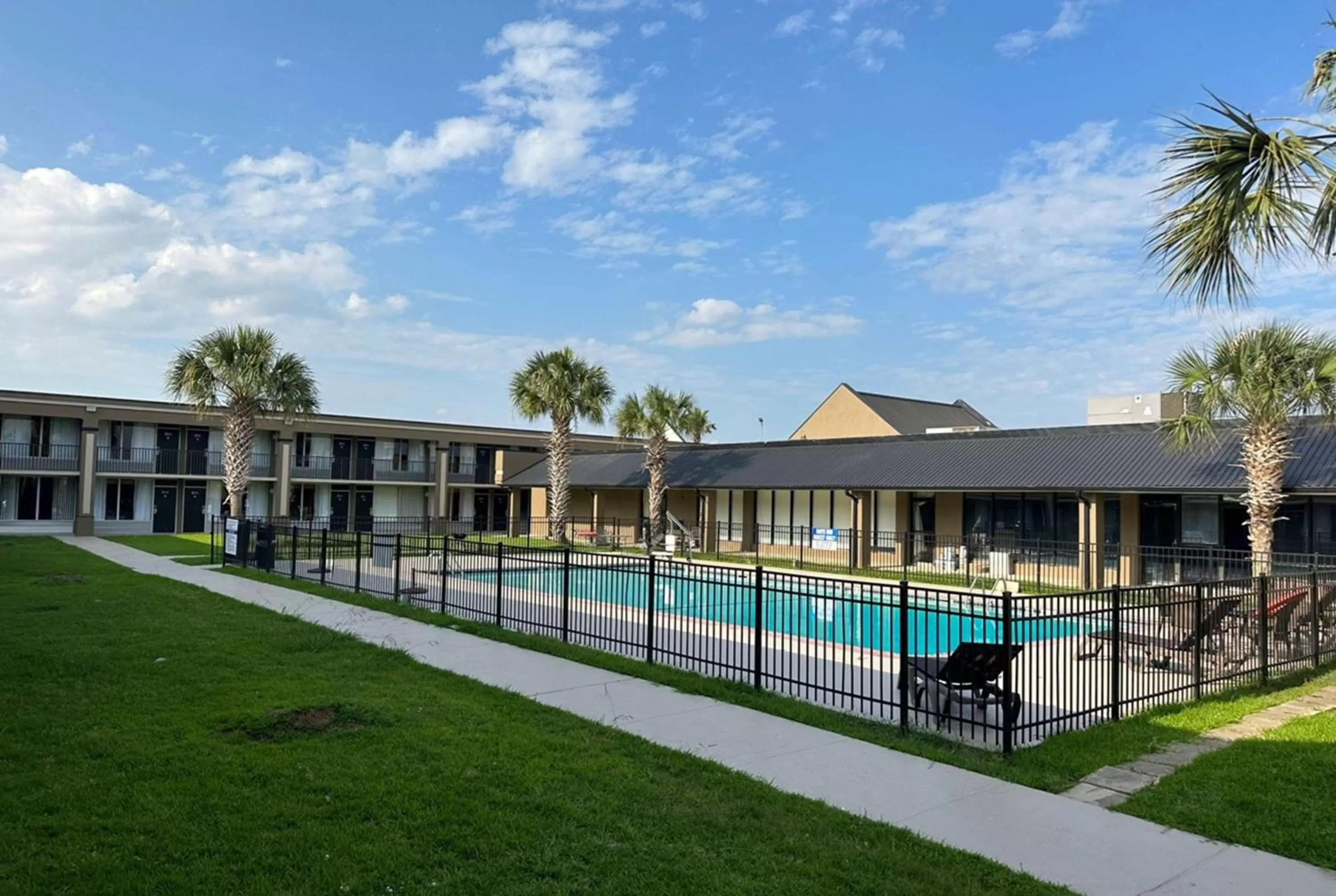 Pool view in Days Inn & Suites by Wyndham Jennings