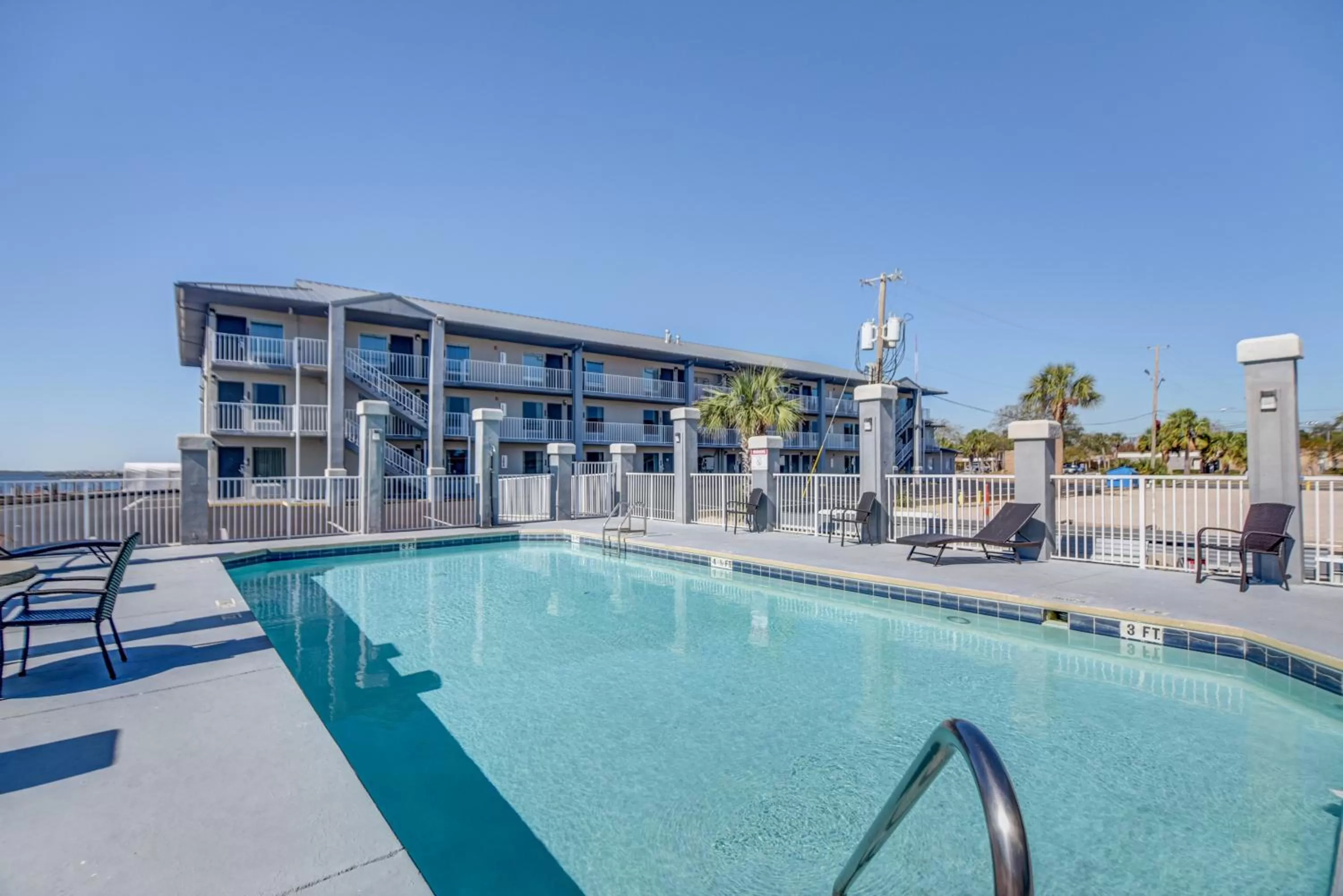 Swimming pool in Seabreeze Inn - Fort Walton