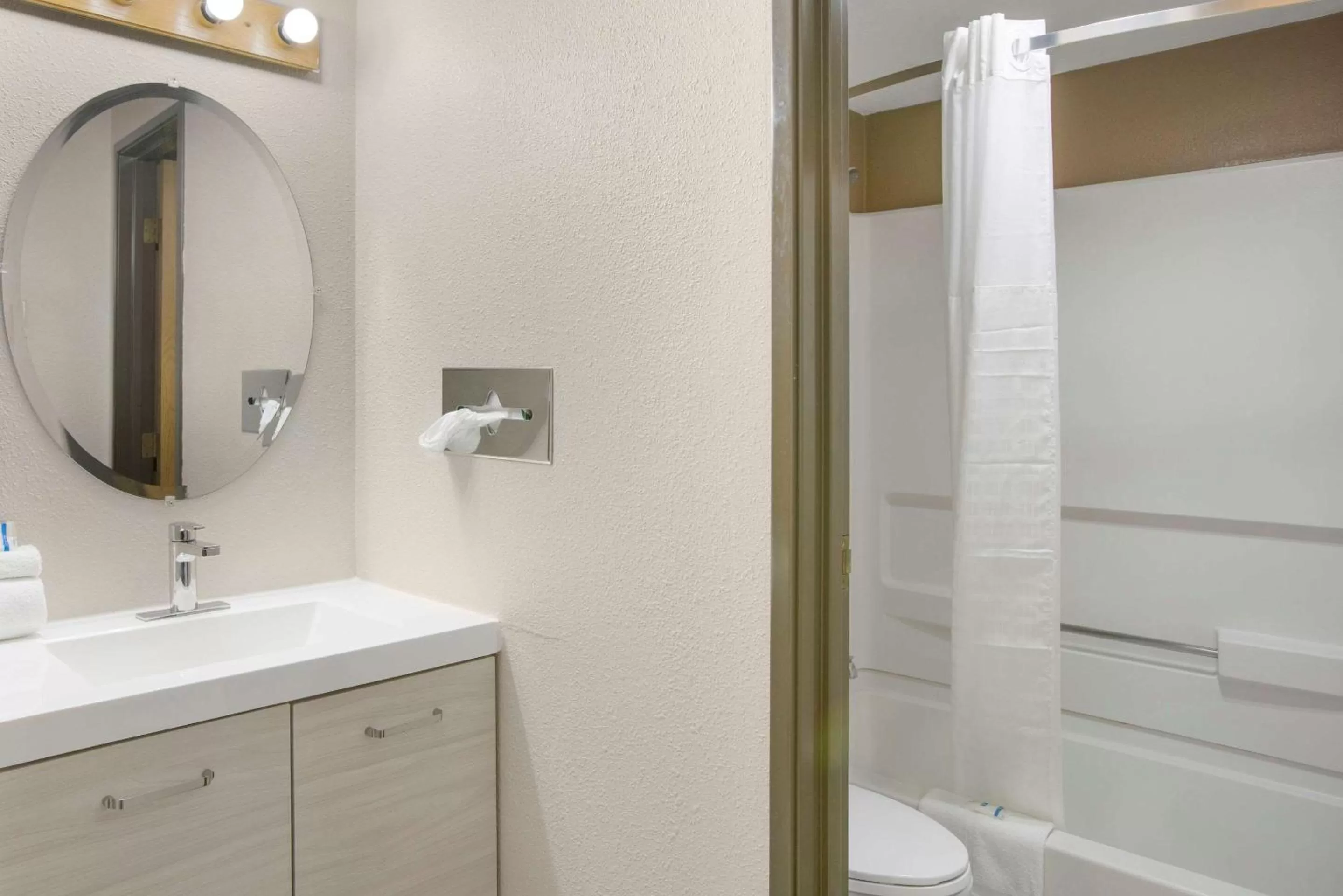 Shower in Rodeway Inn & Suites Grand Rapids Southeast