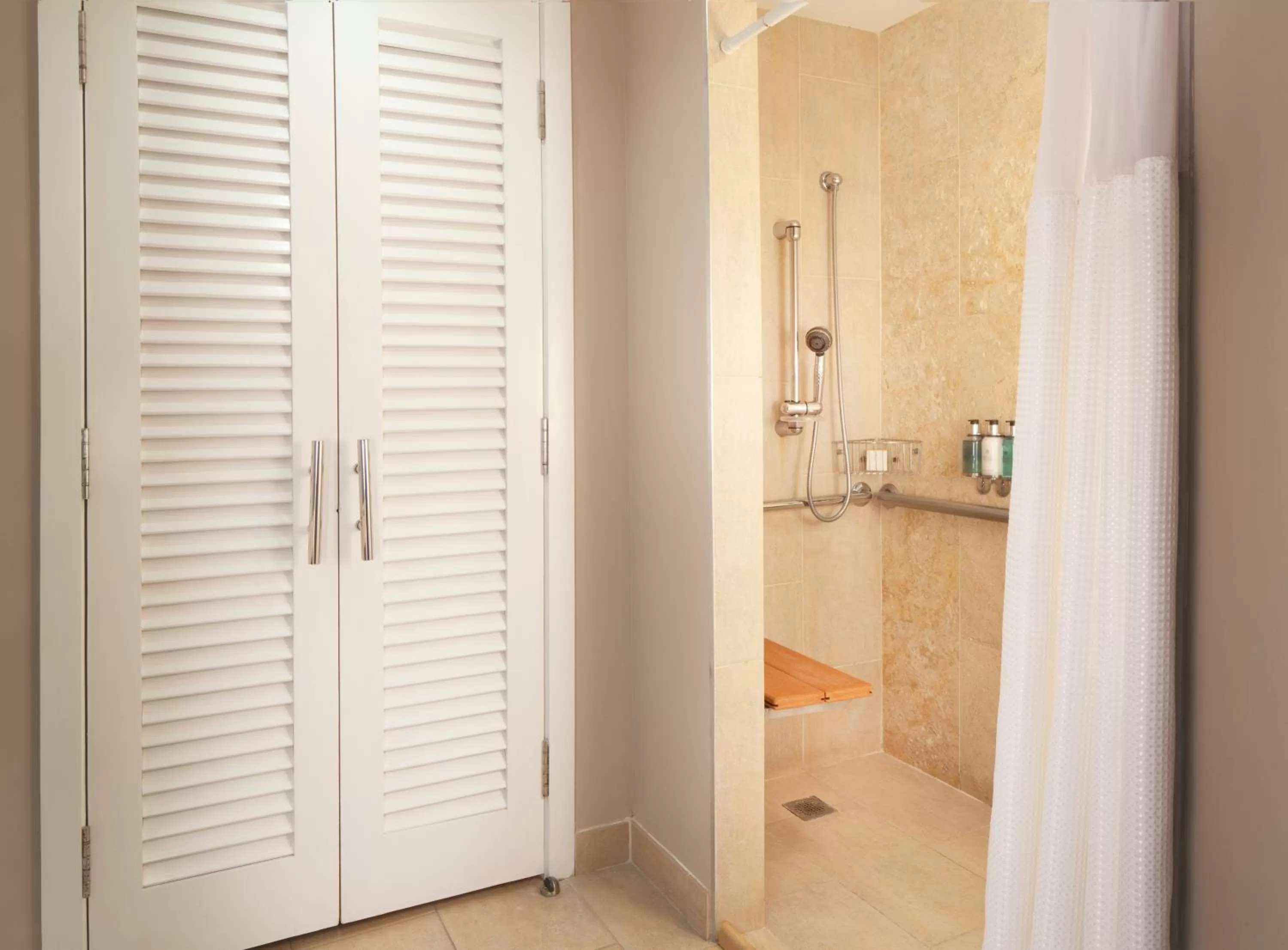 Bathroom in Pier House Resort & Spa