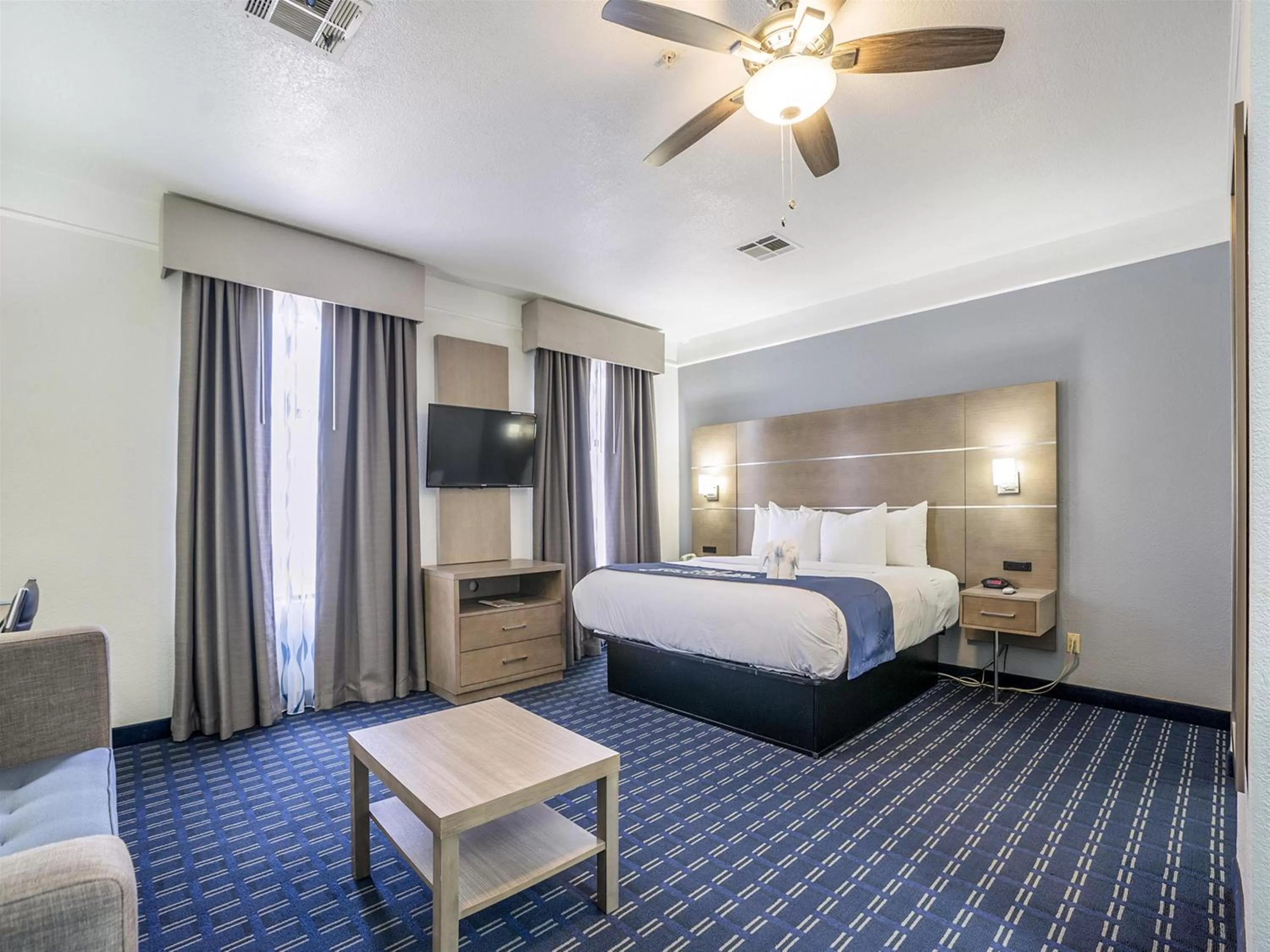 Bed in Days Inn & Suites by Wyndham Webster NASA-ClearLake-Houston