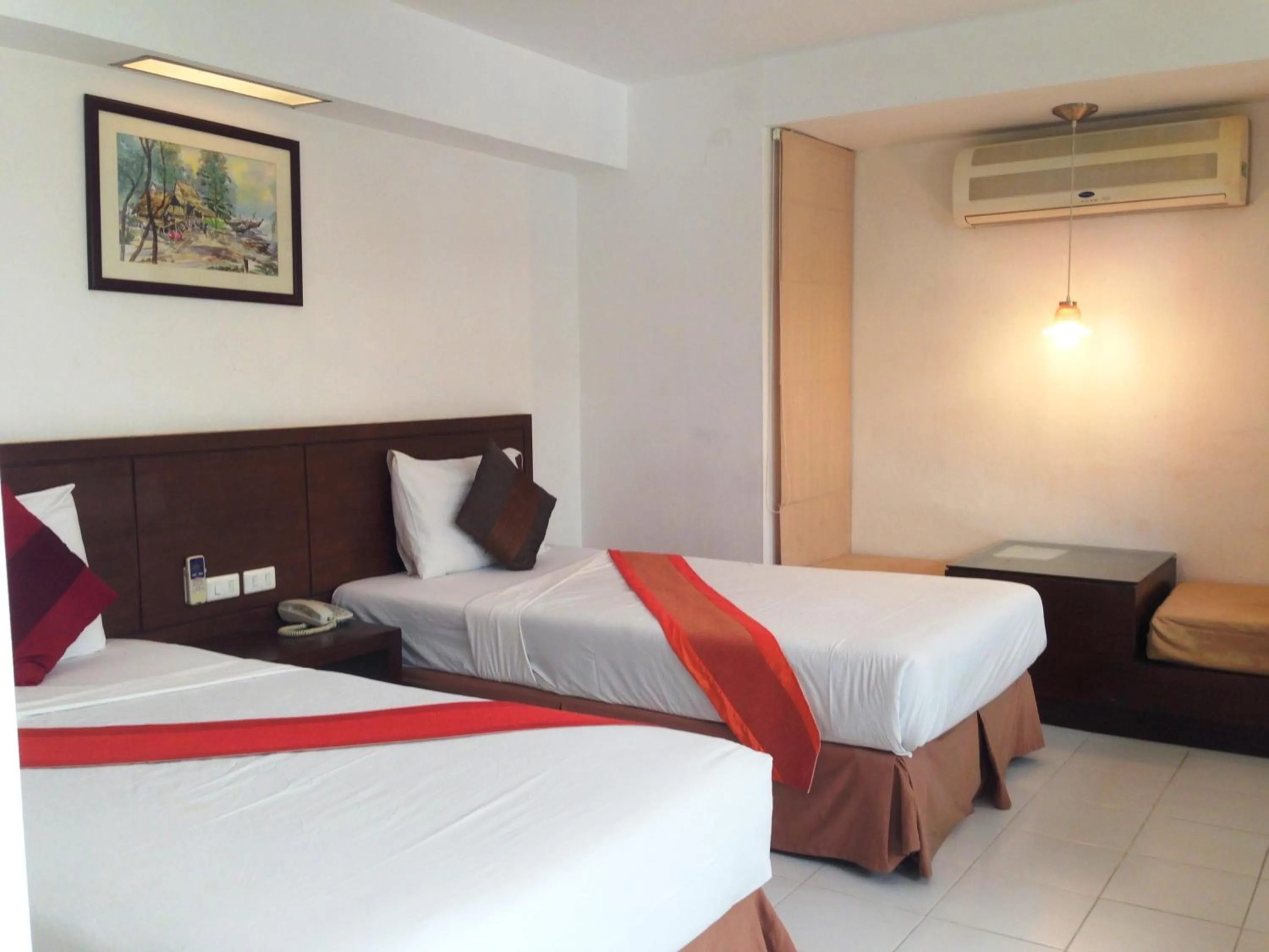 Photo of the whole room, Bed in Evergreen Resort