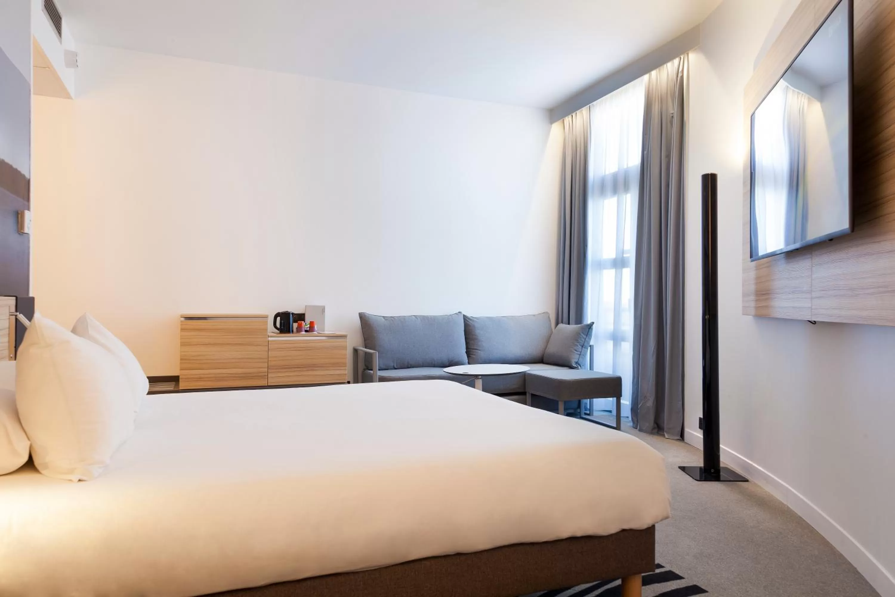 Bedroom, Bed in Novotel Tours Centre Gare