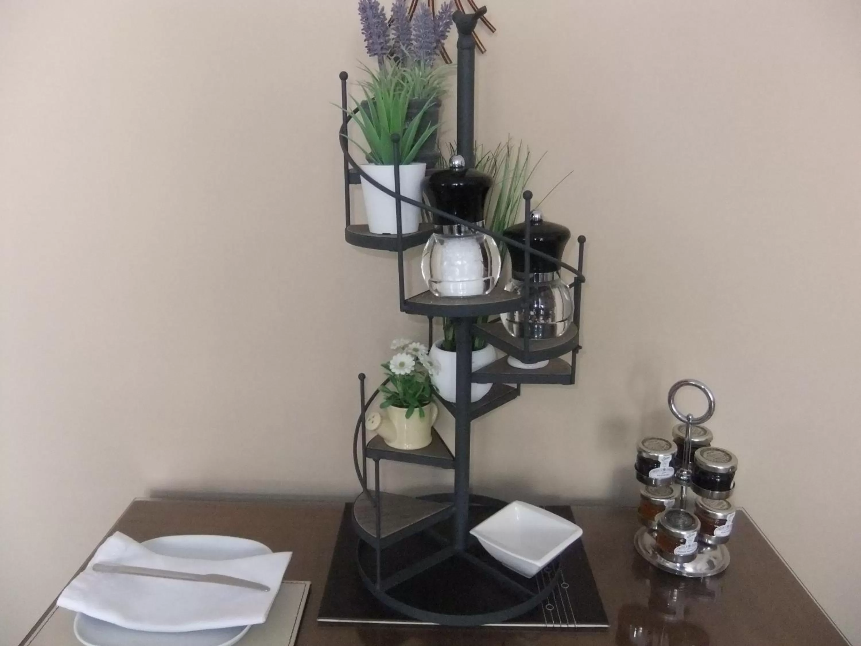 Dining area, TV/Entertainment Center in FourRooms - Couples Only