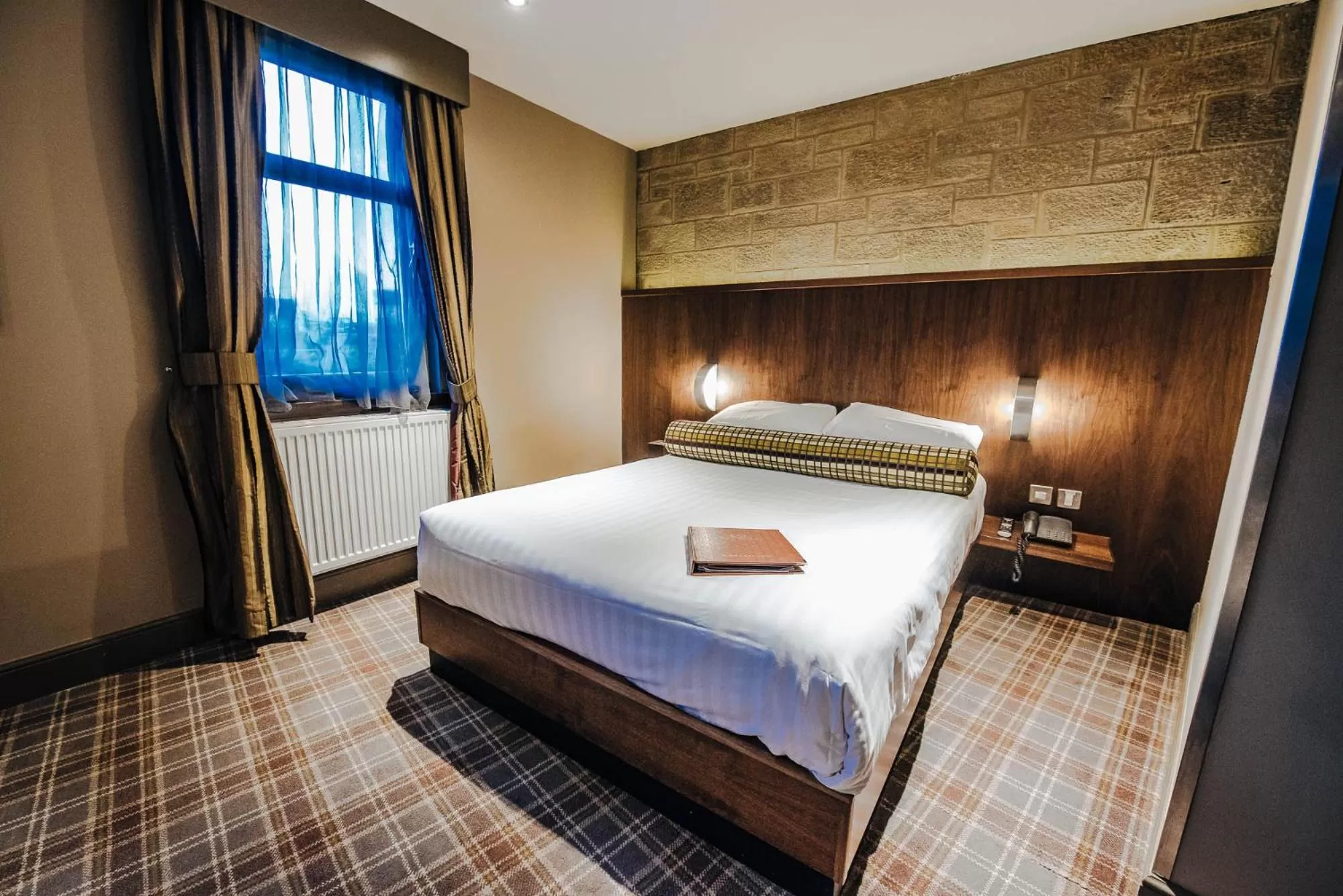 Bed in Lynnhurst Hotel