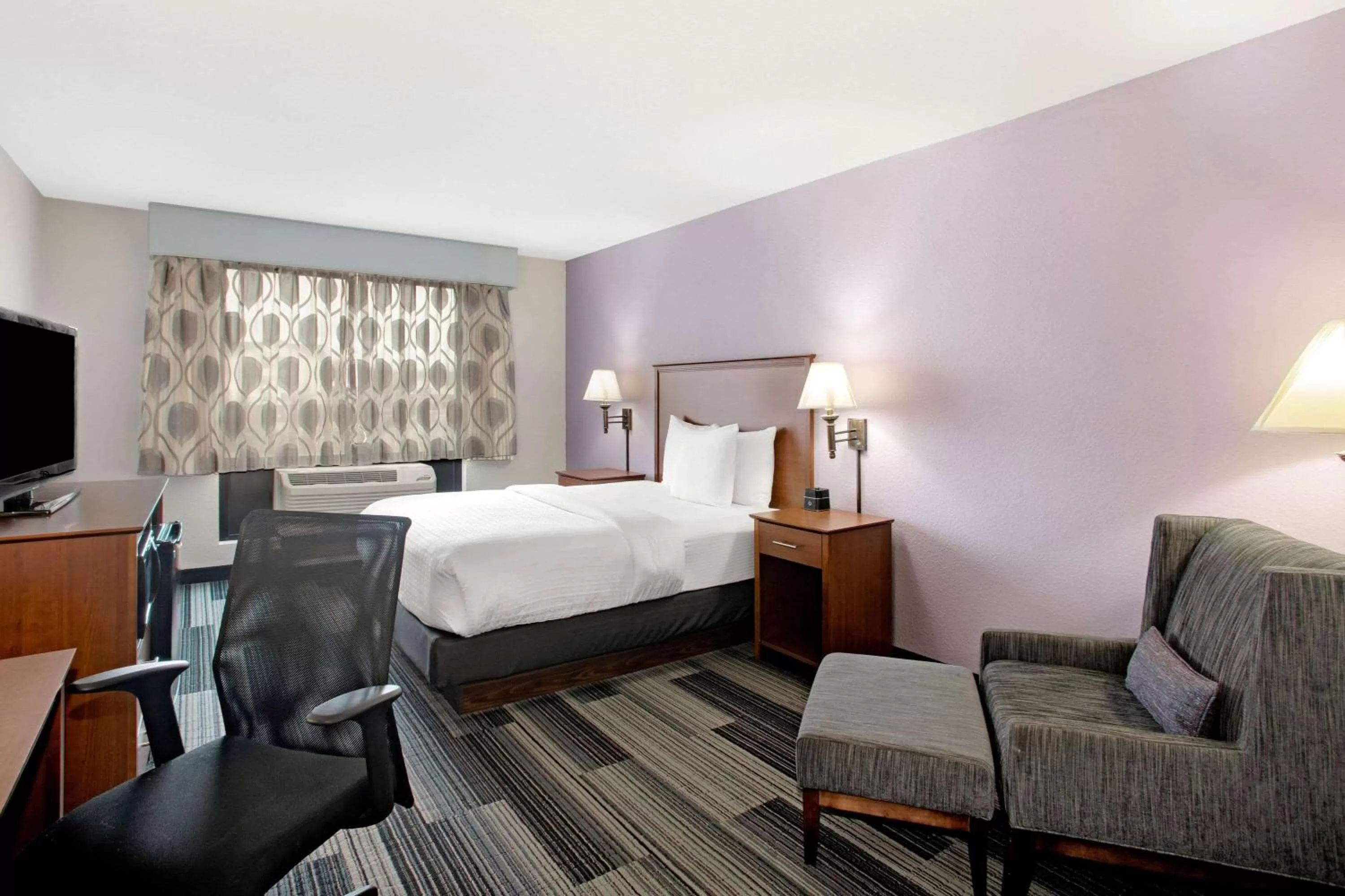 Queen Room with Mobility/Hearing Access - Non-Smoking in La Quinta by Wyndham Springfield Airport Plaza