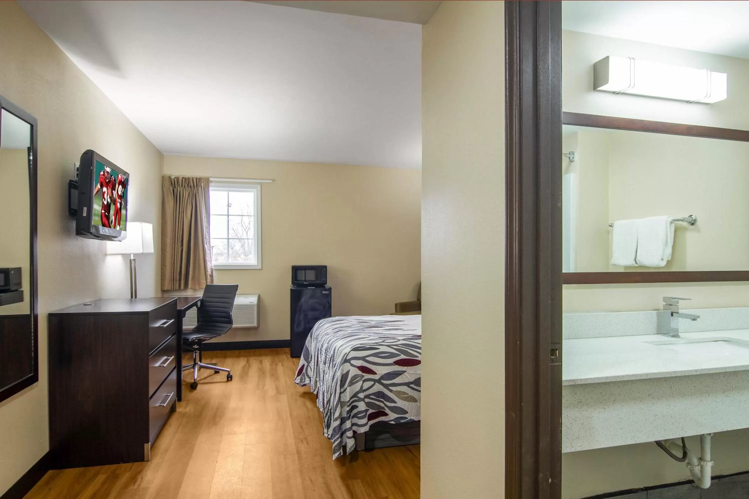 Photo of the whole room, Bed in Red Roof Inn Perrysburg