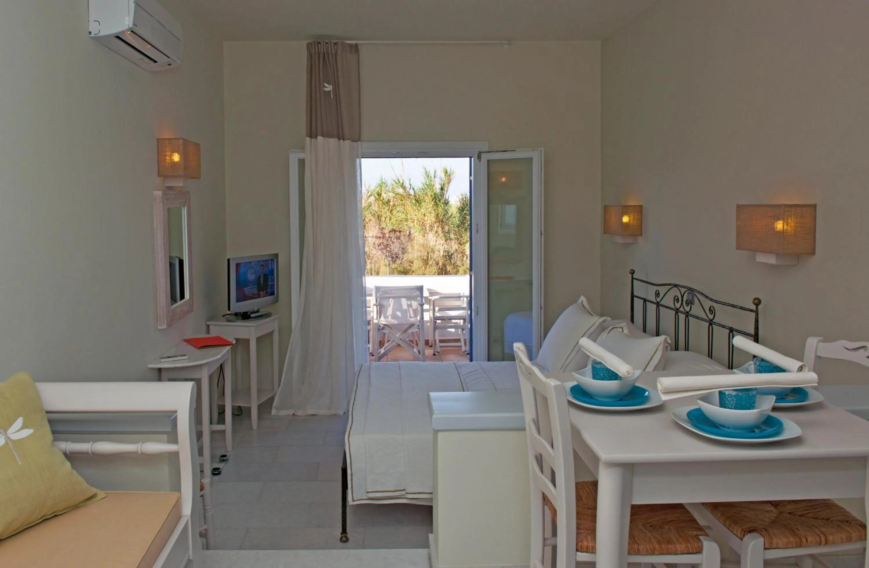 Photo of the whole room in Ammos Naxos Exclusive Apartments & Studios
