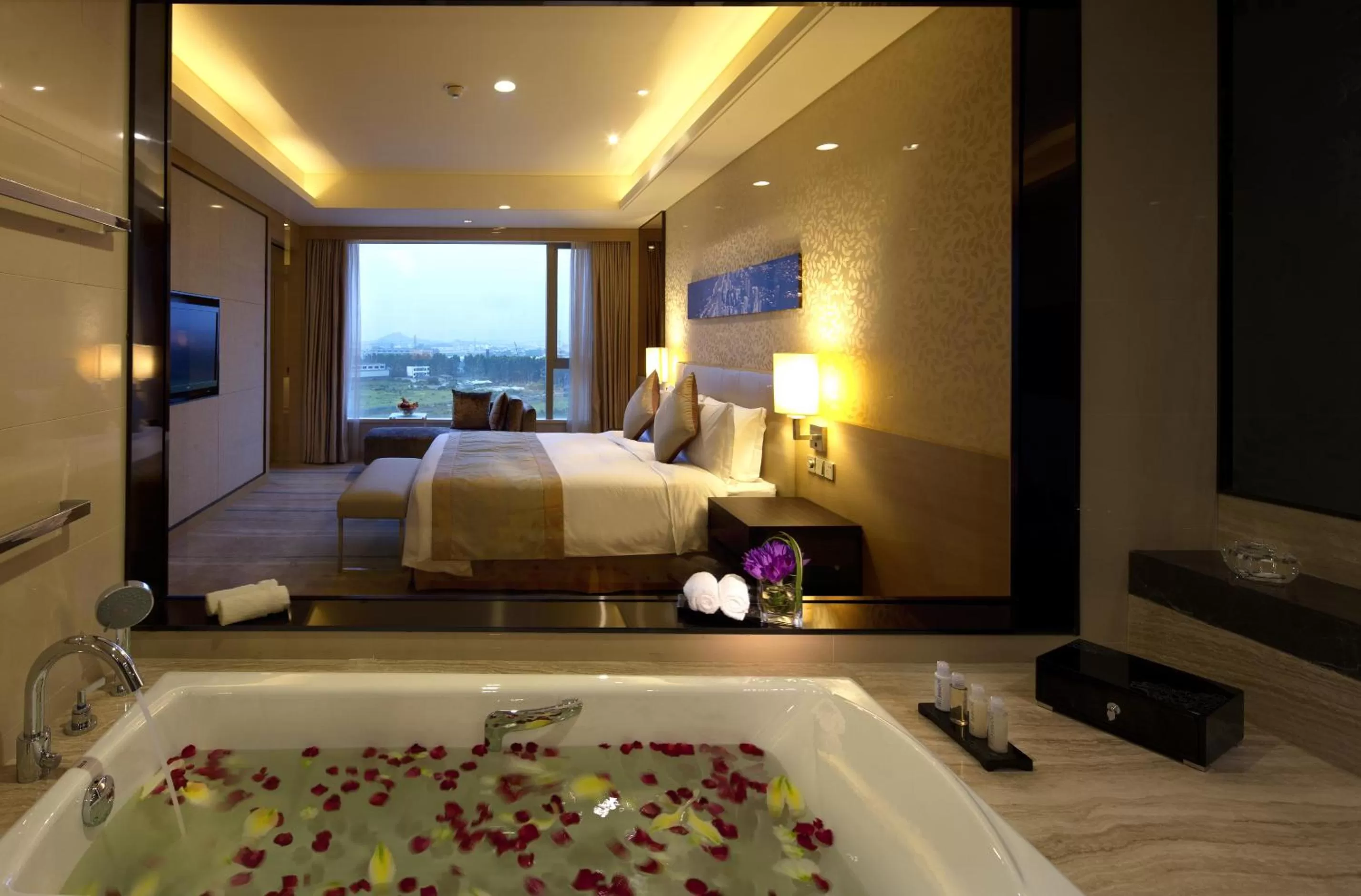 Bathroom, Bed in Crowne Plaza Guangzhou Huadu by IHG