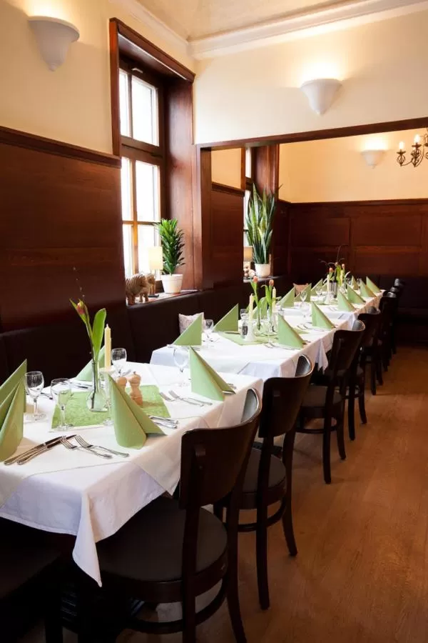 Restaurant/places to eat in Linde Restaurant & Hotel