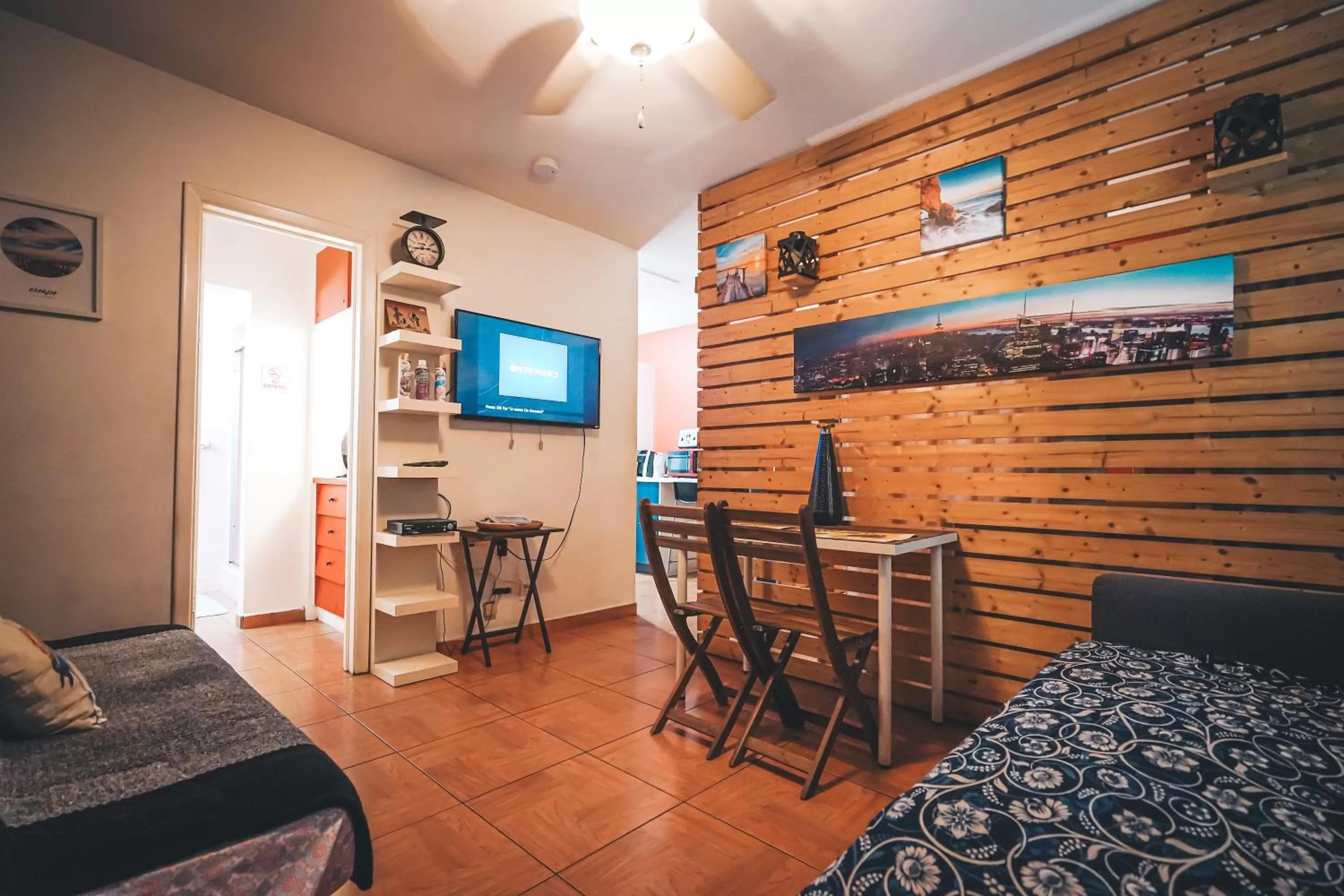 Photo of the whole room in Hollywood Light Haven Lodge