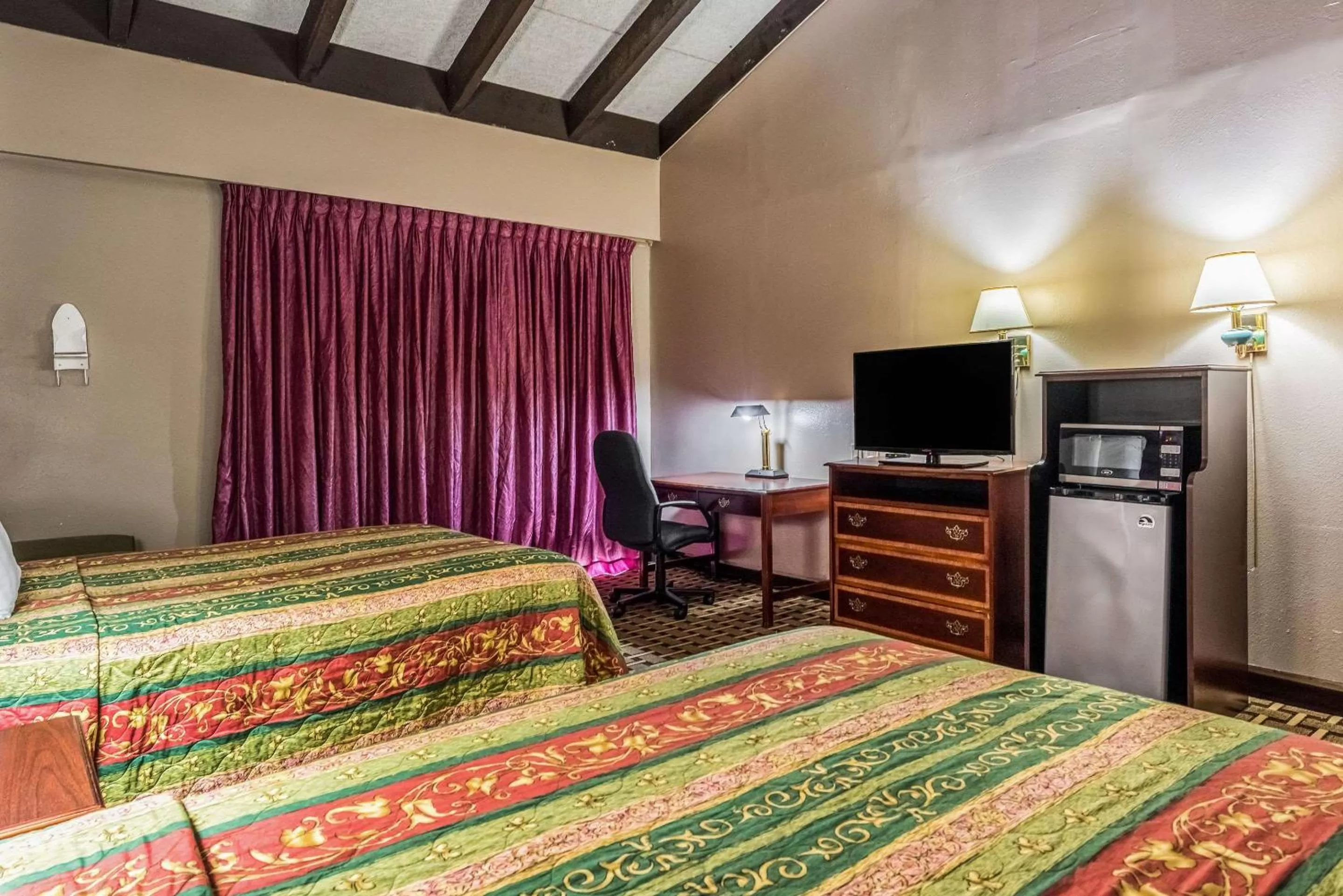 Photo of the whole room, Bed in Rodeway Inn