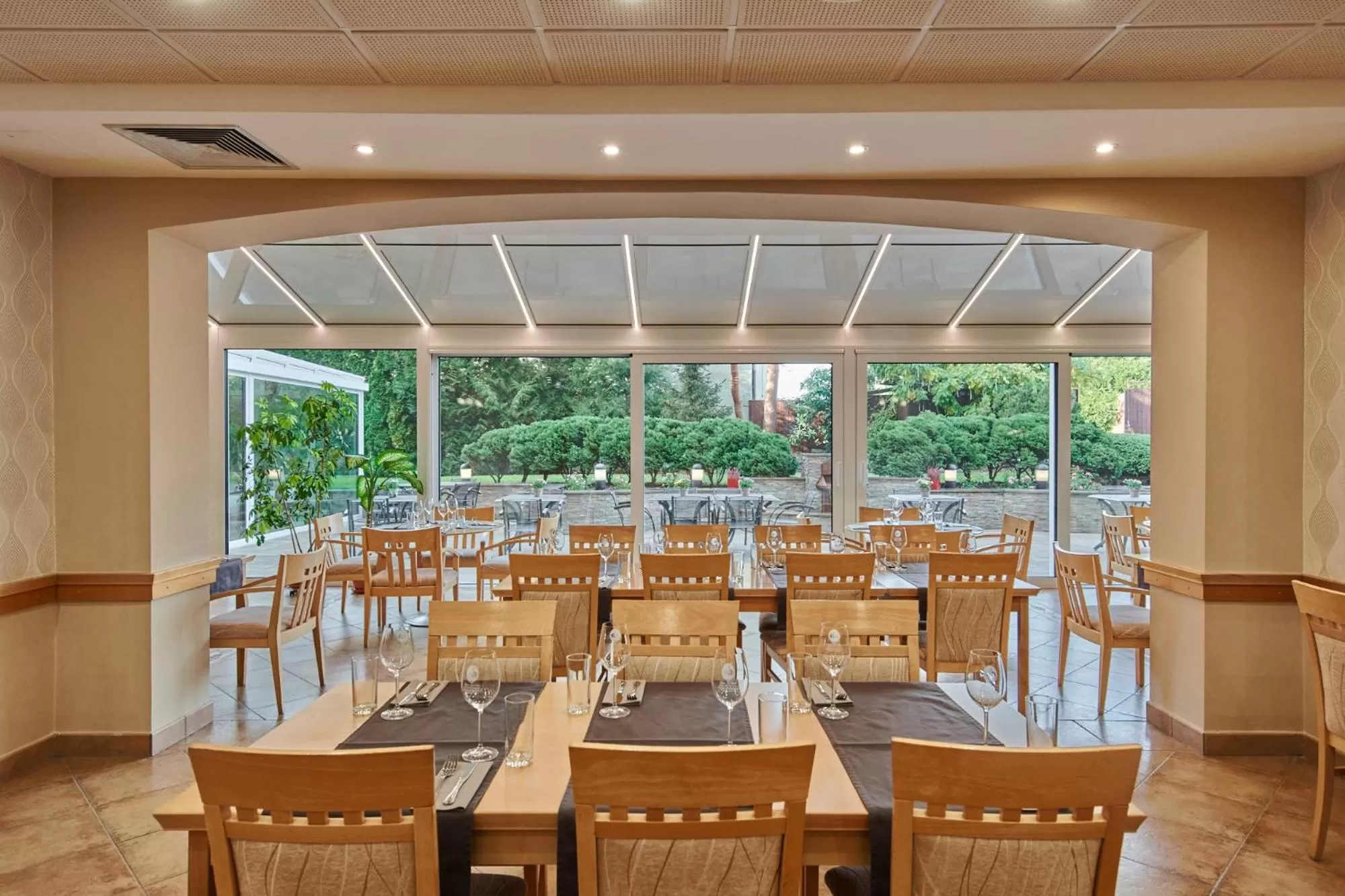 Restaurant/places to eat in Hotel Akademie a depandance Vila Jarmila