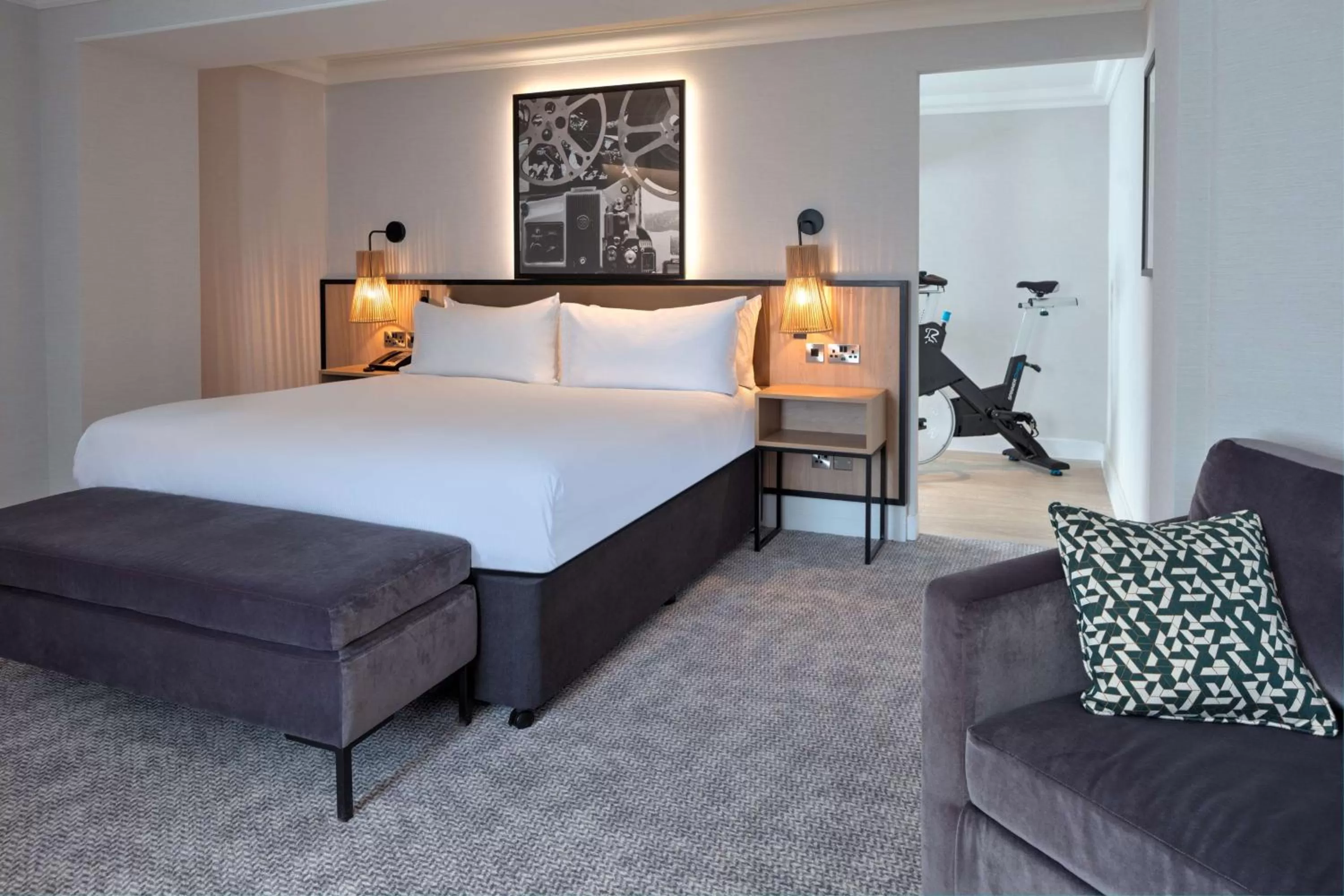 Living room, Bed in DoubleTree by Hilton London Elstree