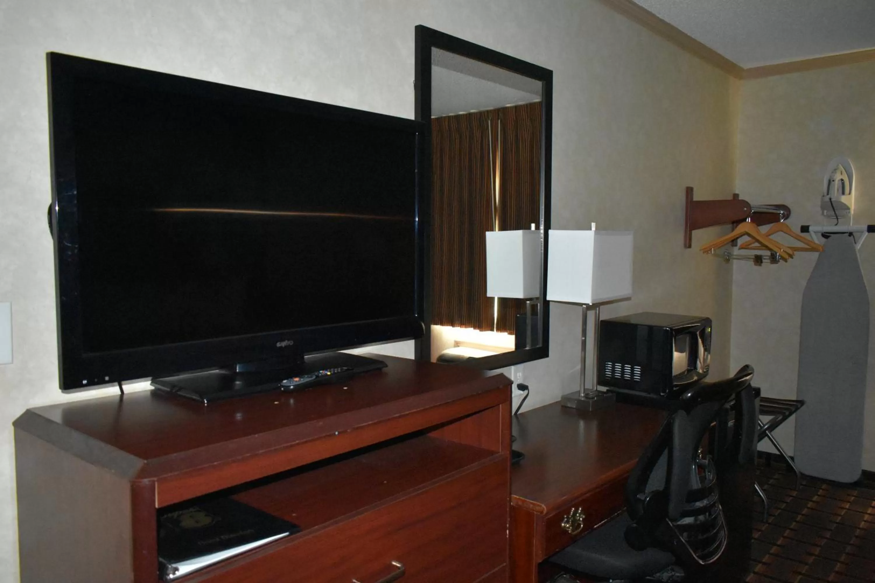 TV and multimedia in Super 8 by Wyndham Maumee Perrysburg Toledo Area
