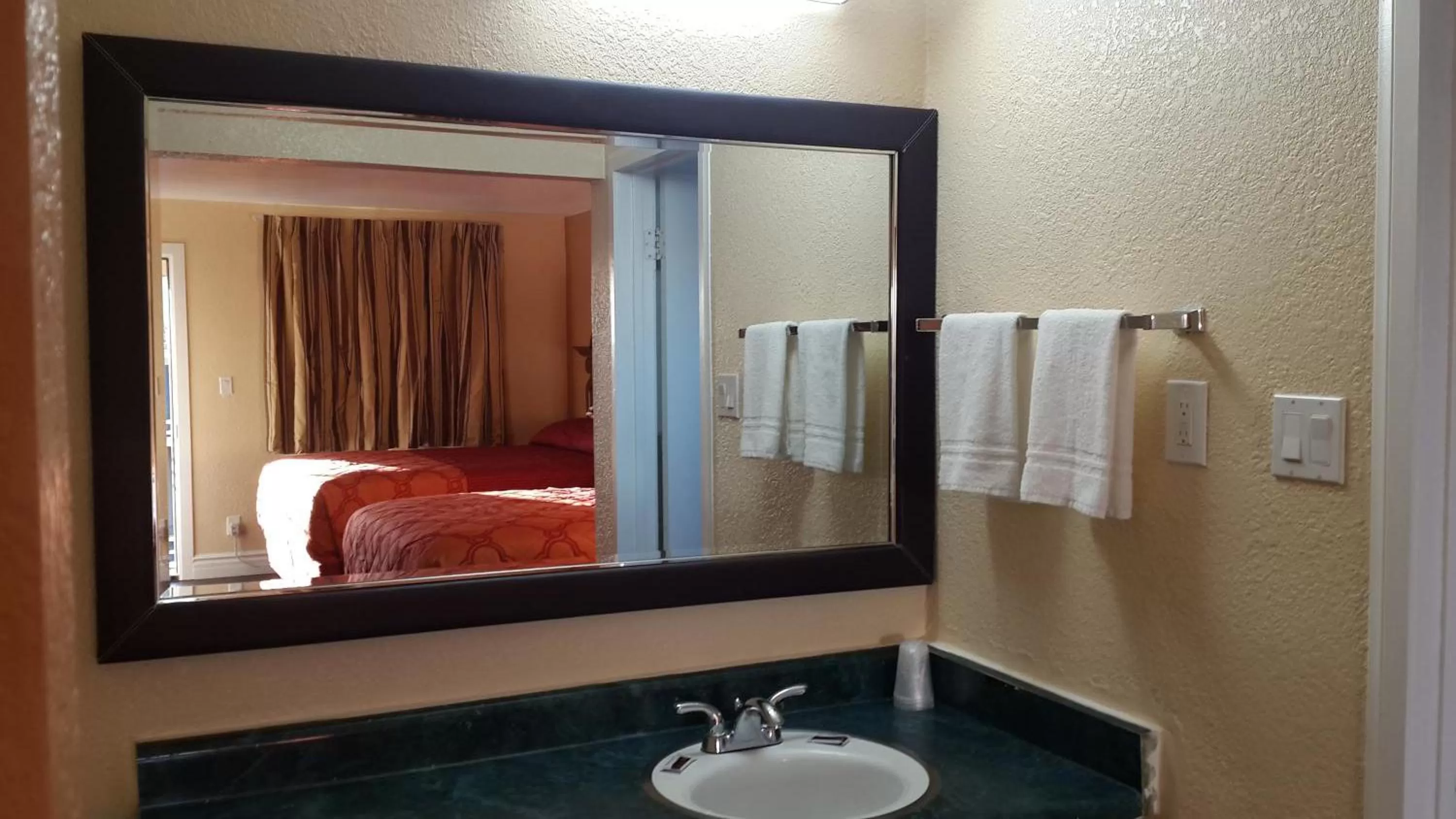 Bathroom, Bed in American Regency Inn