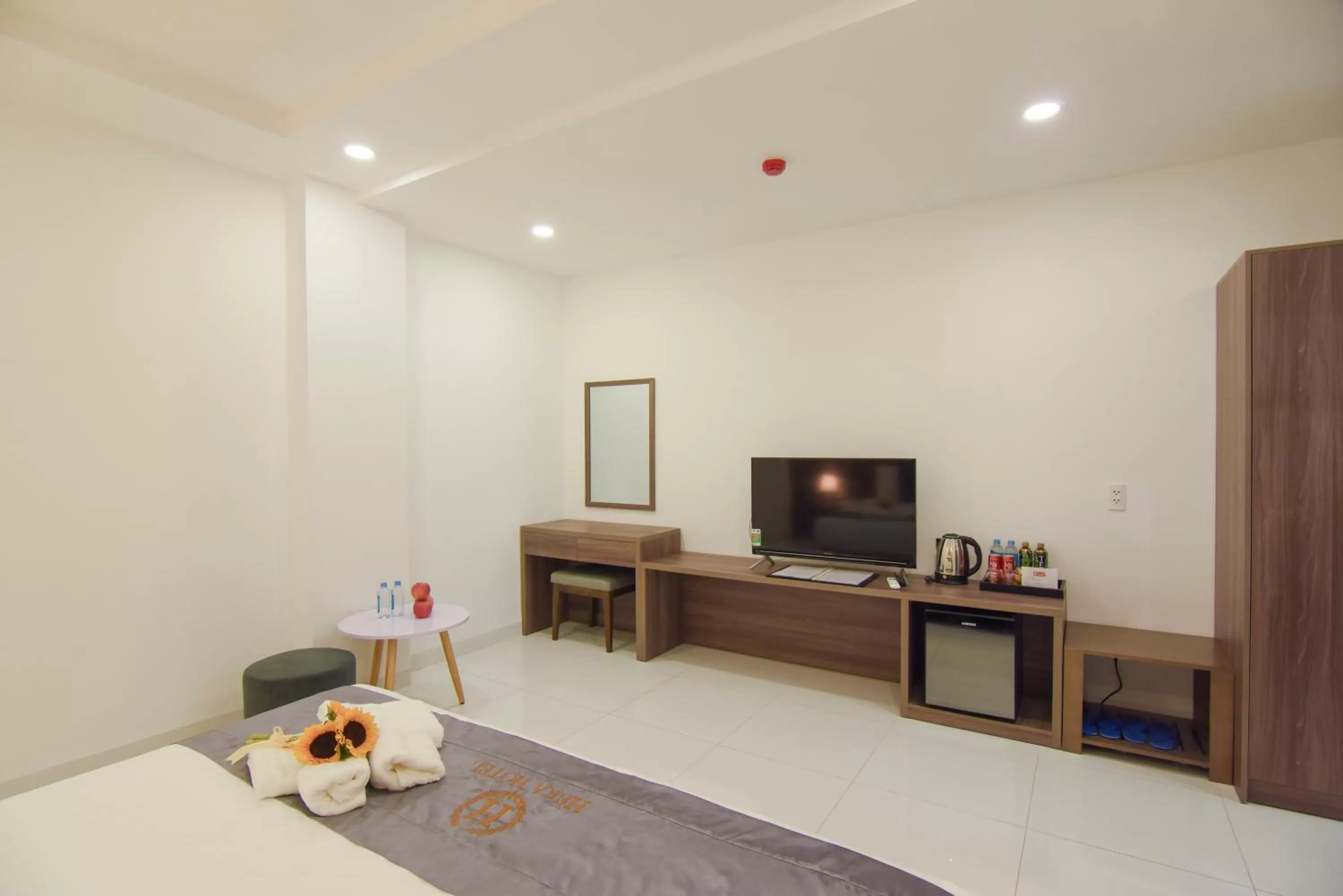 Communal lounge/ TV room in Hera Hotel Airport