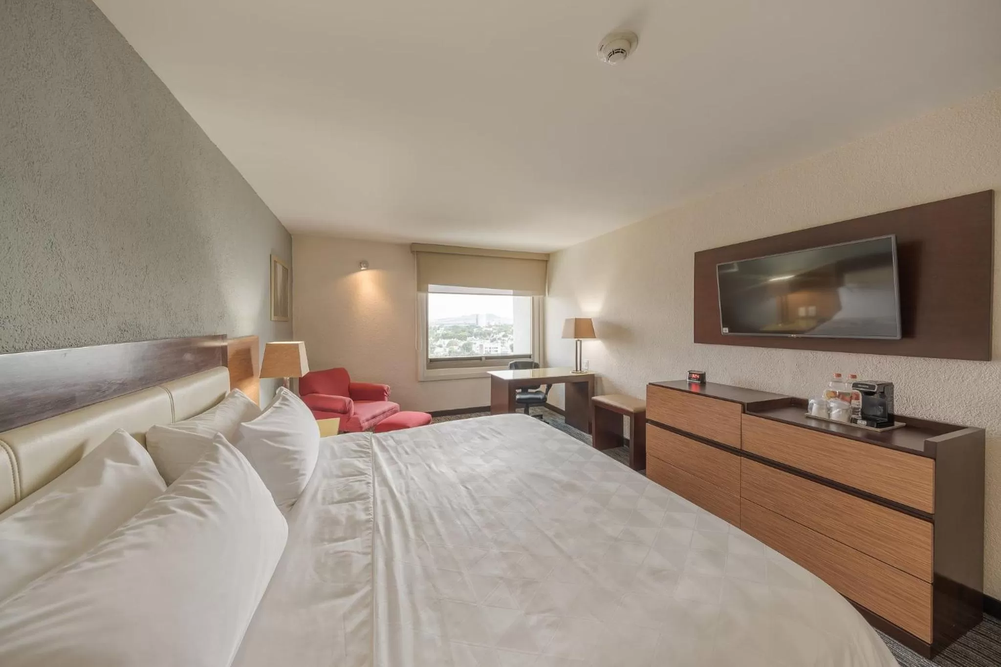 Photo of the whole room, Bed in Holiday Inn Guadalajara Select by IHG