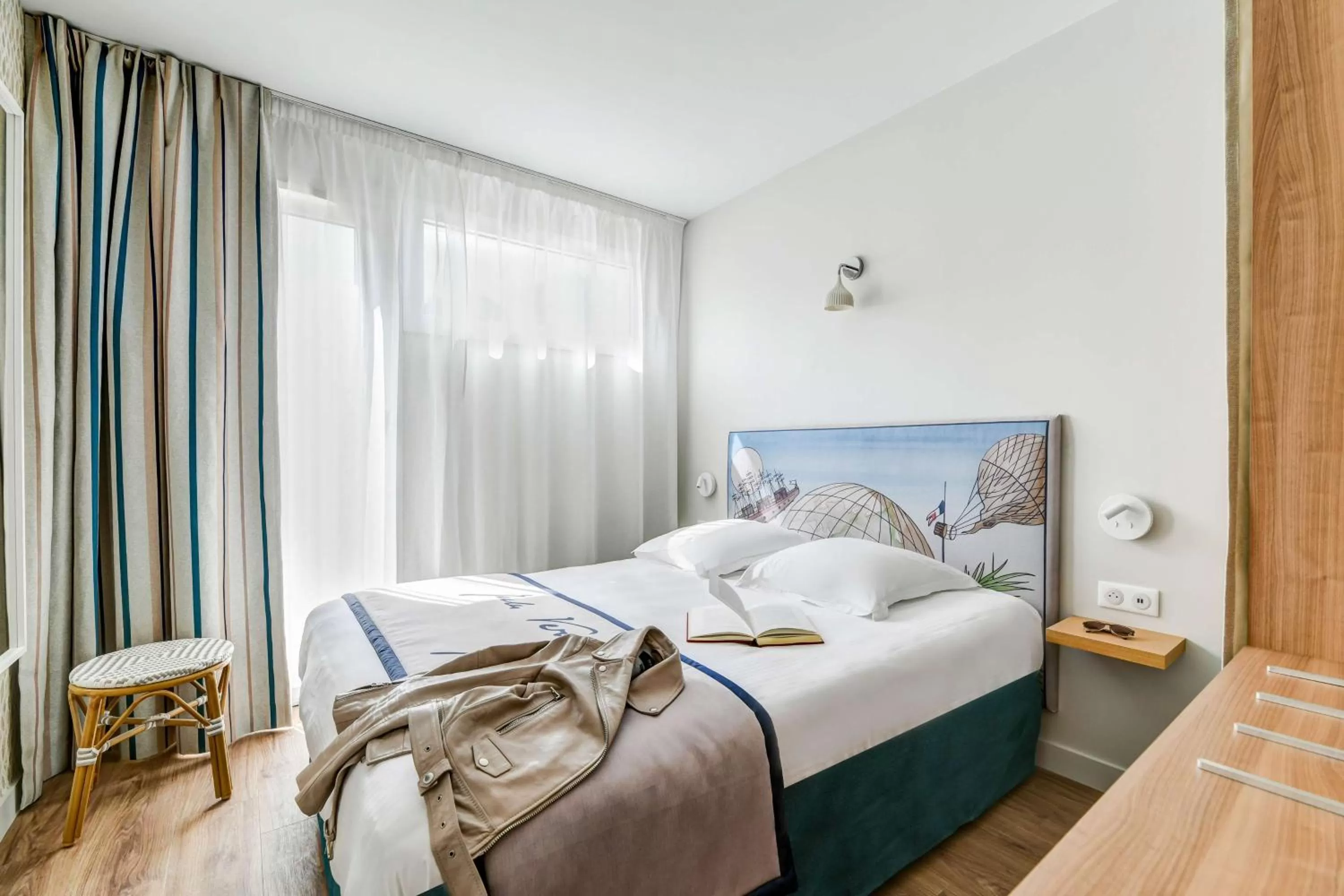 Photo of the whole room, Bed in Hôtel Jules Verne Biarritz