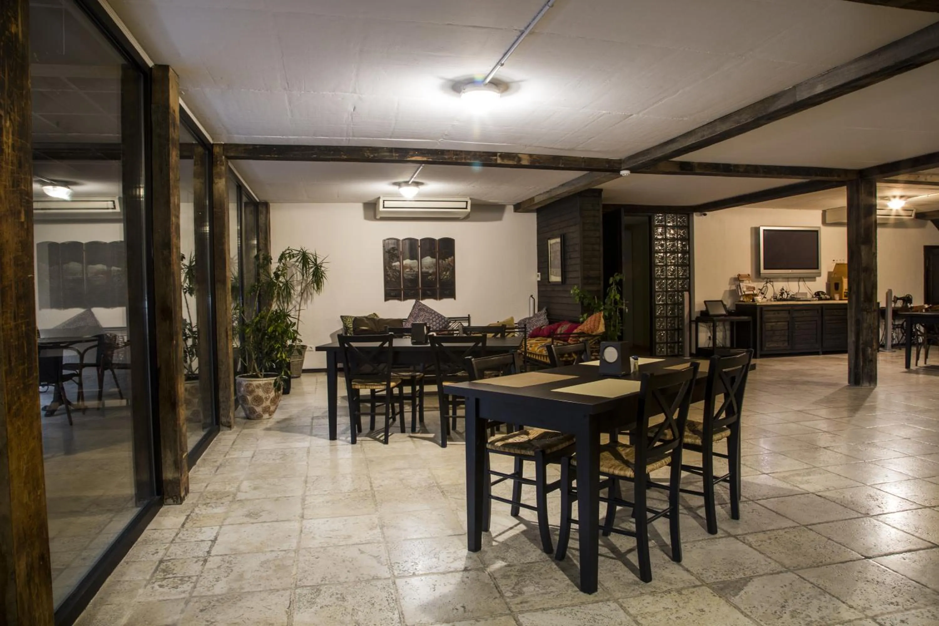 Restaurant/places to eat in Hotel ZP Palace