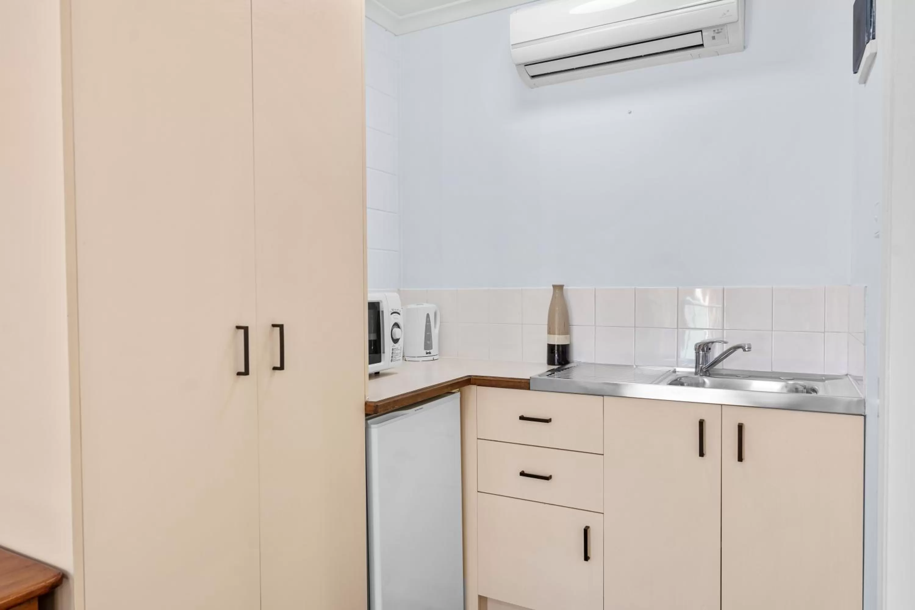 Kitchen or kitchenette in Bent Street Motor Inn