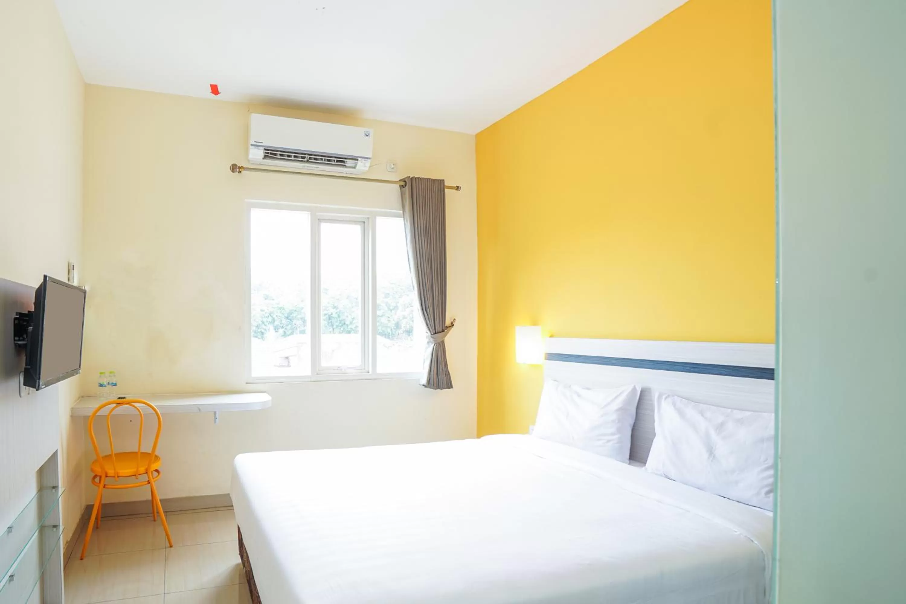 Bed in Pratisarawirya Guesthouse by ecommerceloka