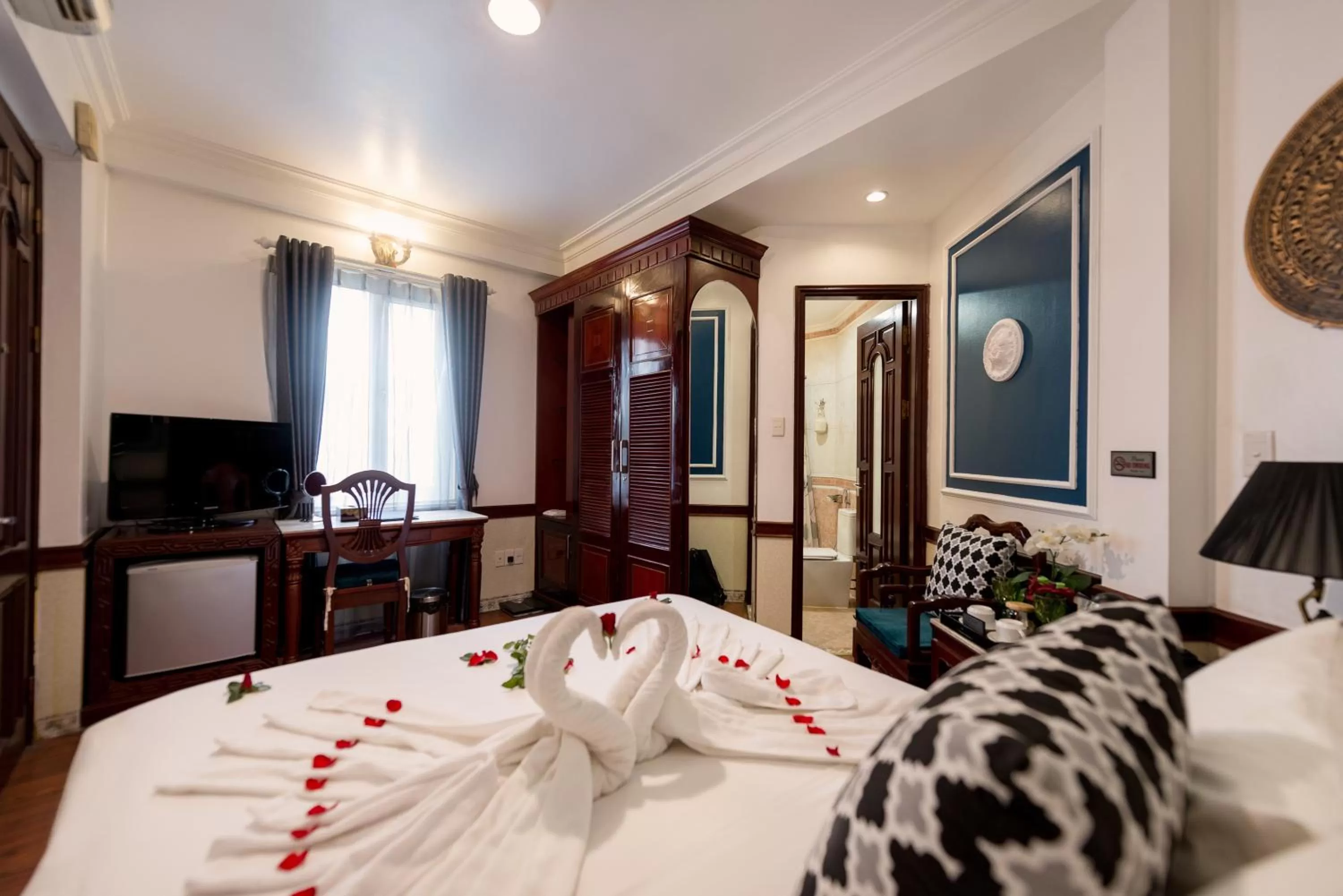 Living room, Bed in Prince II Hotel