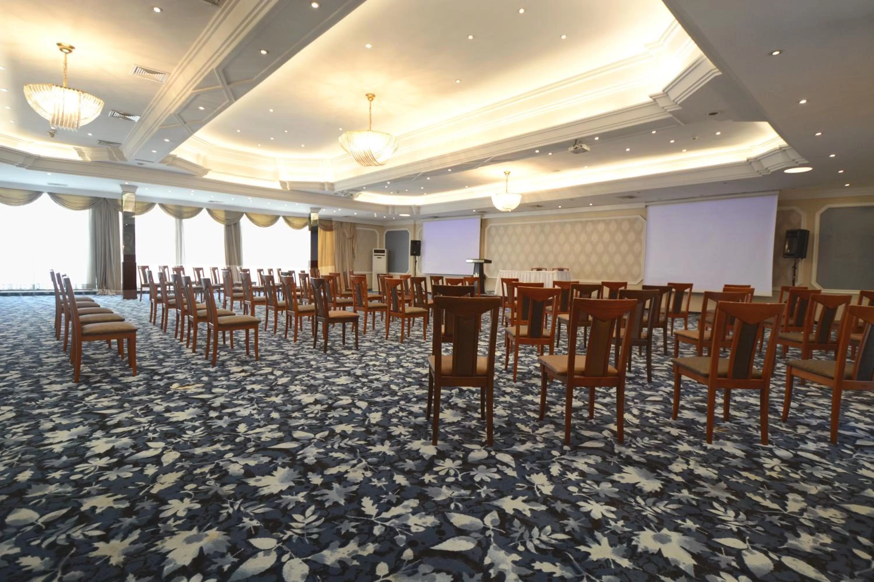 Communal lounge/ TV room in Akgun Istanbul Hotel