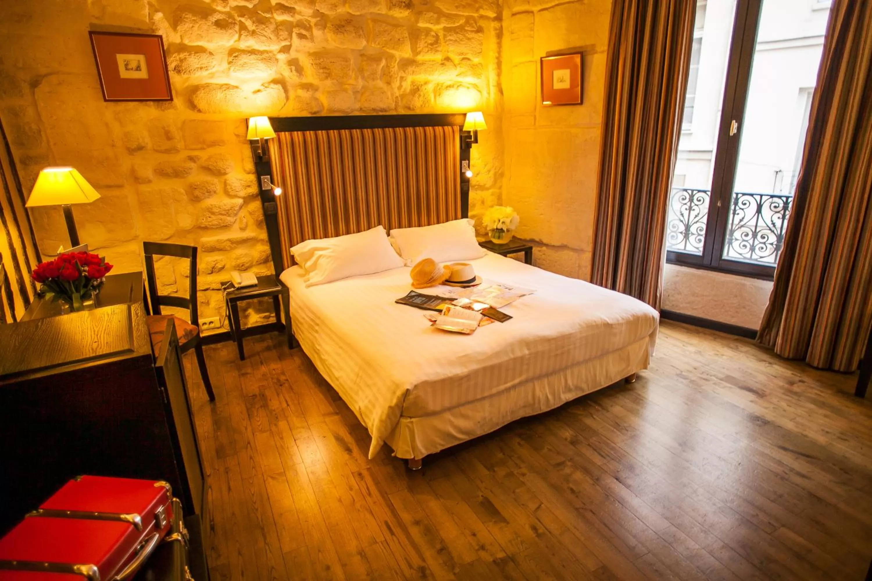 Privilege with Balcony in Europe Saint Severin-Paris Notre Dame