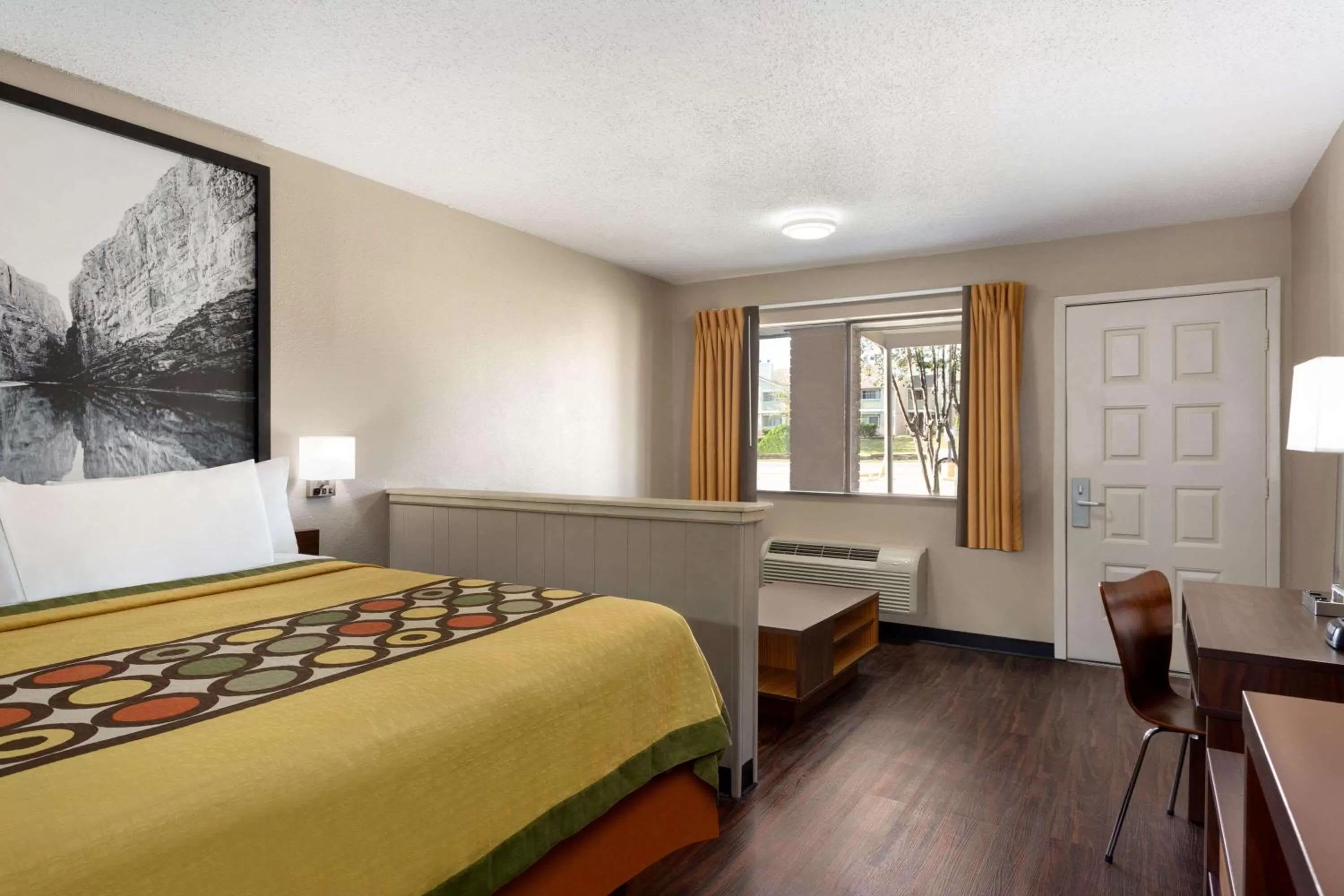Photo of the whole room, Bed in Super 8 by Wyndham Universal City